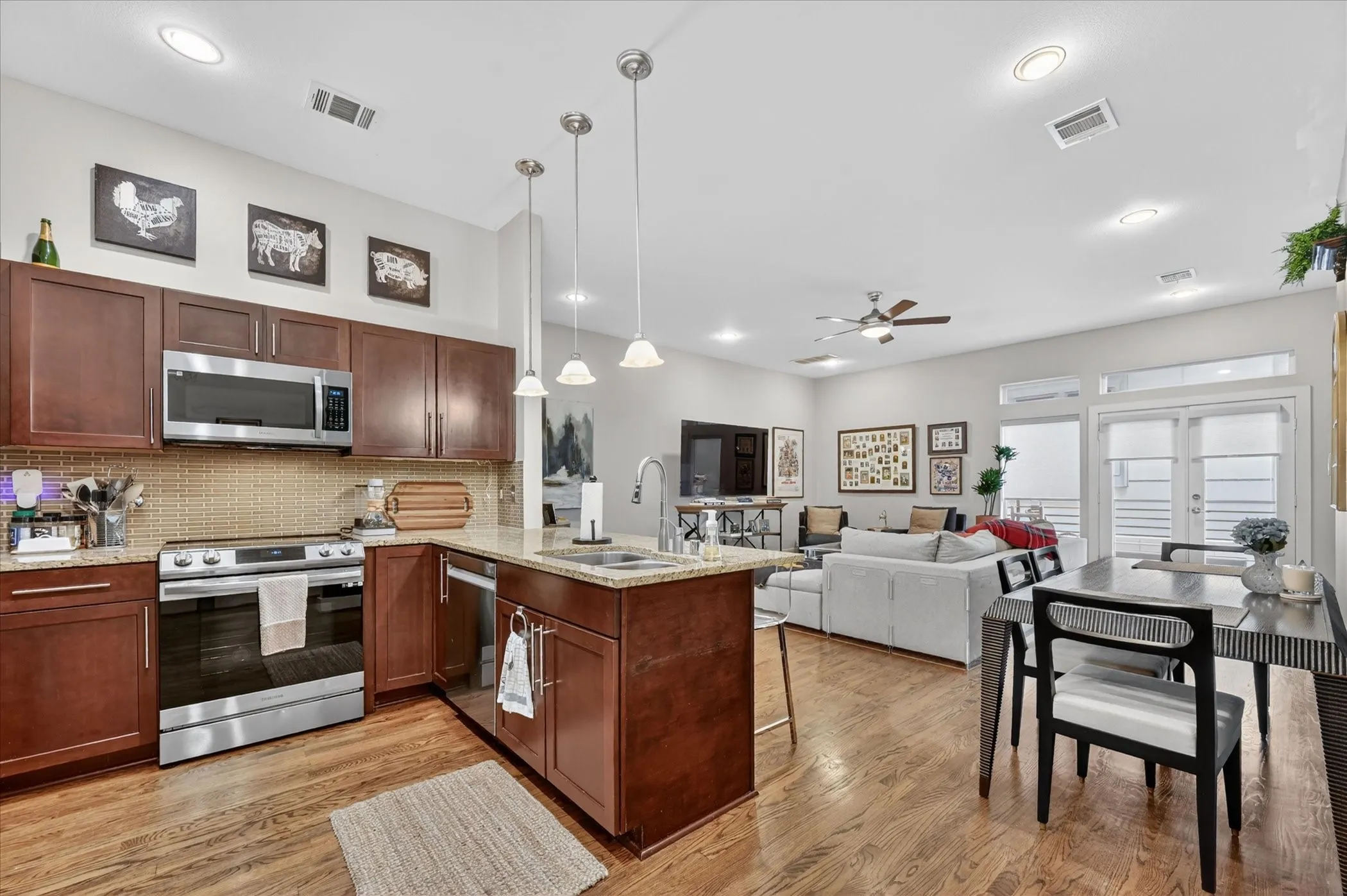 Condominium For Rent in Dallas County , 5618 Lindell Avenue 6, Dallas, Texas 75206, 2 Bedroom, 3 Bathroom, 2 Garage spaces, 1,640 Sqft, built in 2008, mls#21250451, Real Estate Agent in Dallas, Homes For Rent in Dallas county, Homes For Rent in Dallas, Realtor in Dallas Texas, Real Estate Brokerage Independent Realty Texas, Luminita Cordes Realtor