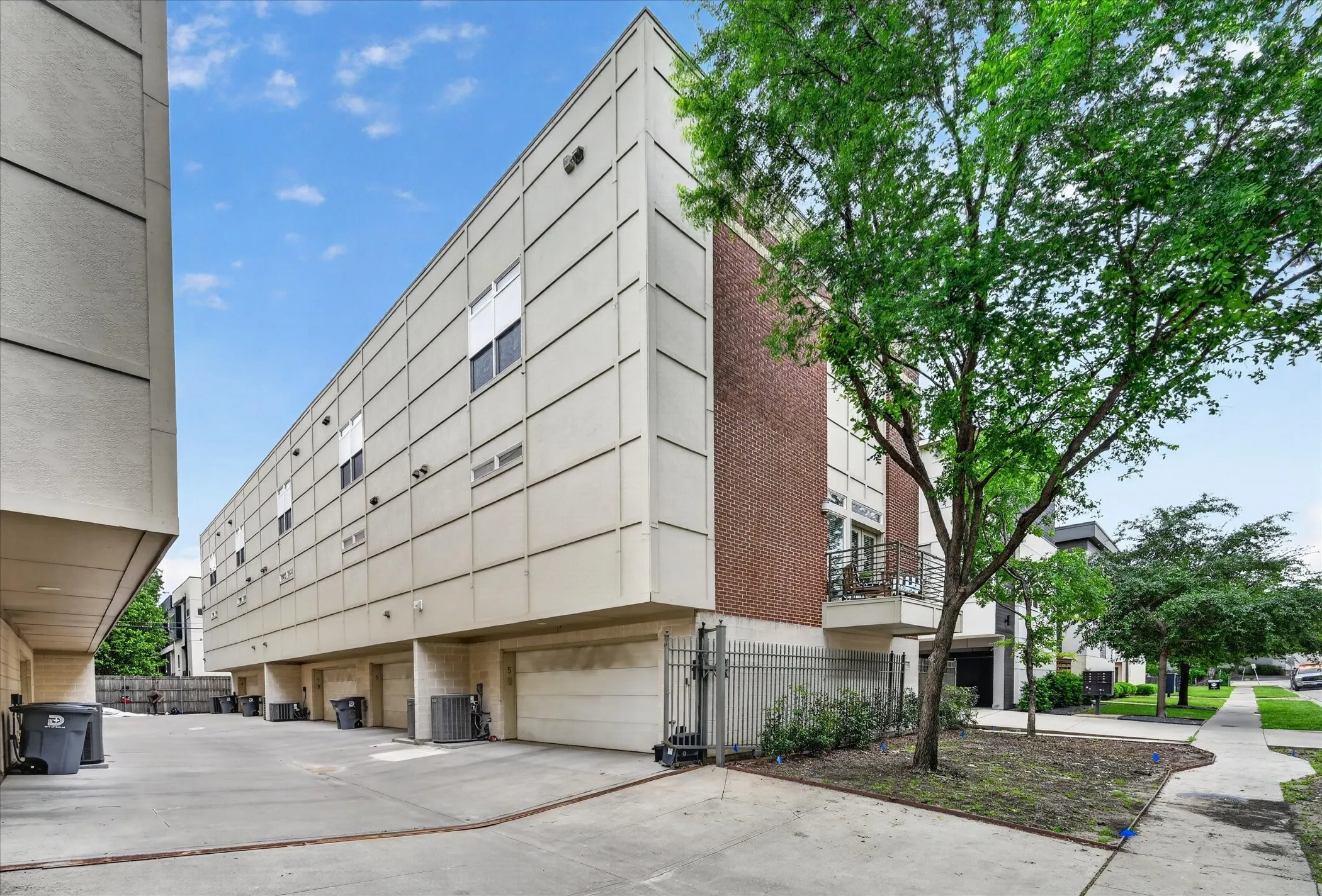 Condominium For Rent in Dallas County , 5618 Lindell Avenue 6, Dallas, Texas 75206, 2 Bedroom, 3 Bathroom, 2 Garage spaces, 1,640 Sqft, built in 2008, mls#21250451, Real Estate Agent in Dallas, Homes For Rent in Dallas county, Homes For Rent in Dallas, Realtor in Dallas Texas, Real Estate Brokerage Independent Realty Texas, Luminita Cordes Realtor
