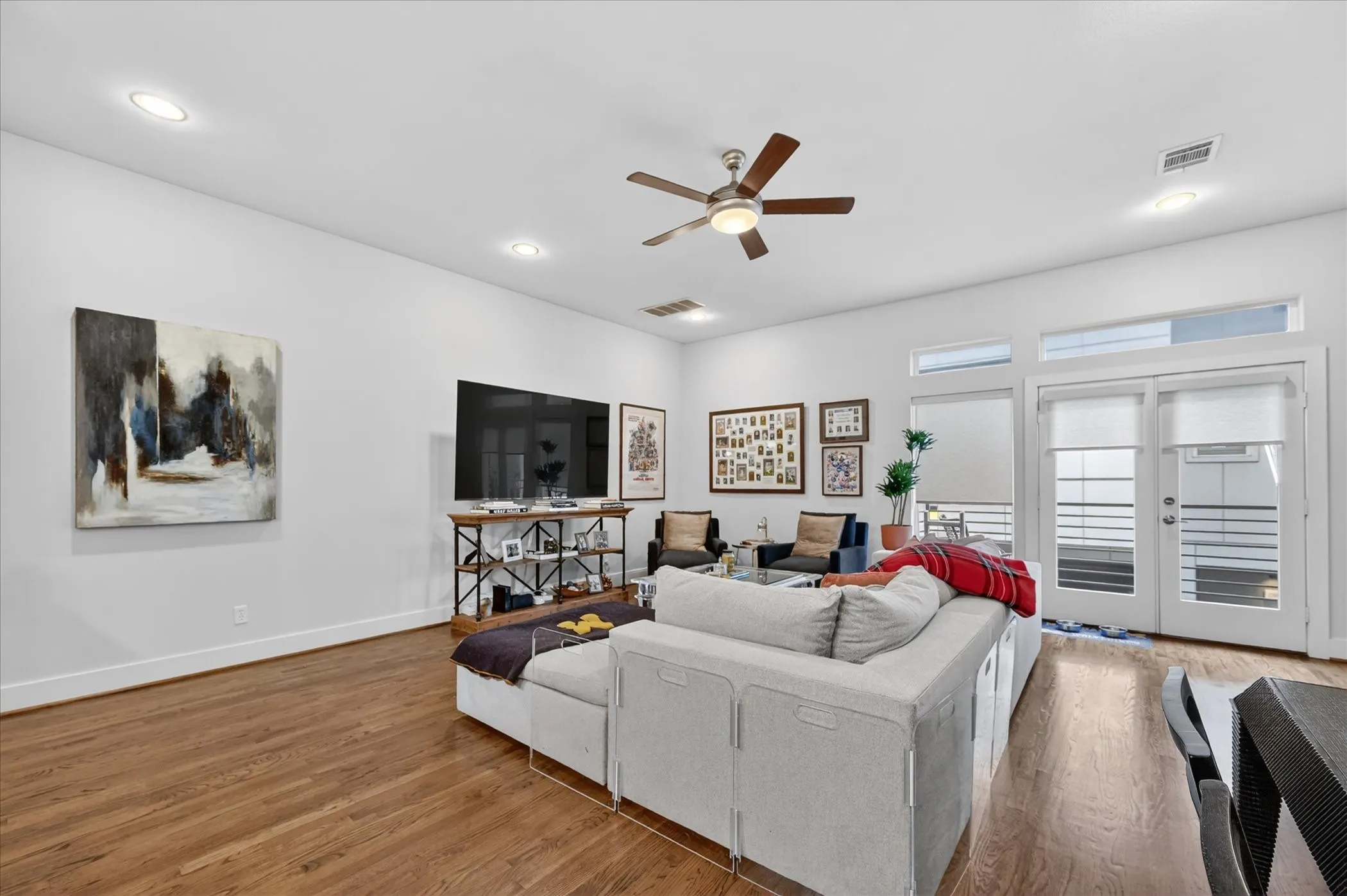 Condominium For Rent in Dallas County , 5618 Lindell Avenue 6, Dallas, Texas 75206, 2 Bedroom, 3 Bathroom, 2 Garage spaces, 1,640 Sqft, built in 2008, mls#21250451, Real Estate Agent in Dallas, Homes For Rent in Dallas county, Homes For Rent in Dallas, Realtor in Dallas Texas, Real Estate Brokerage Independent Realty Texas, Luminita Cordes Realtor