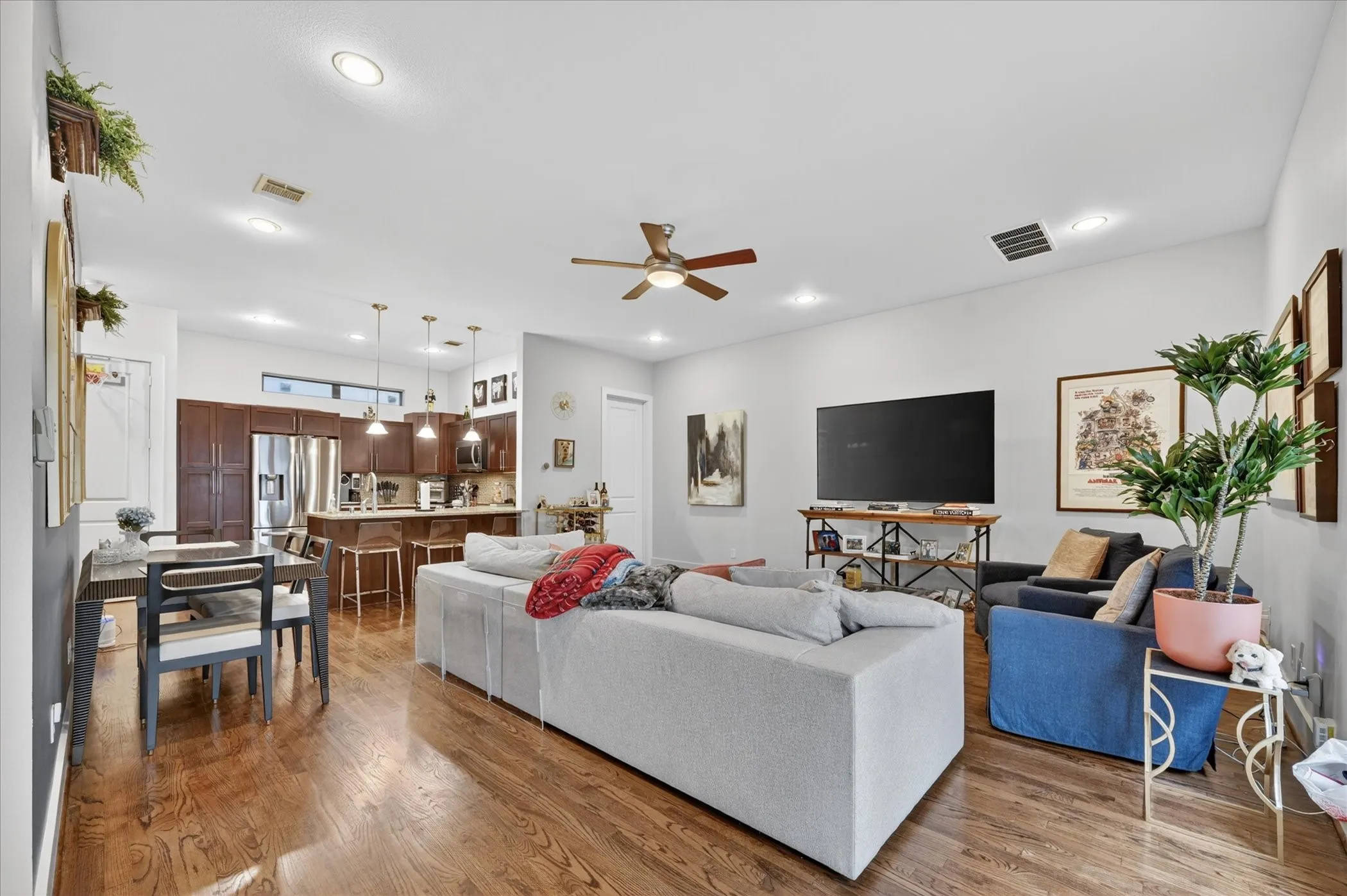 Condominium For Rent in Dallas County , 5618 Lindell Avenue 6, Dallas, Texas 75206, 2 Bedroom, 3 Bathroom, 2 Garage spaces, 1,640 Sqft, built in 2008, mls#21250451, Real Estate Agent in Dallas, Homes For Rent in Dallas county, Homes For Rent in Dallas, Realtor in Dallas Texas, Real Estate Brokerage Independent Realty Texas, Luminita Cordes Realtor