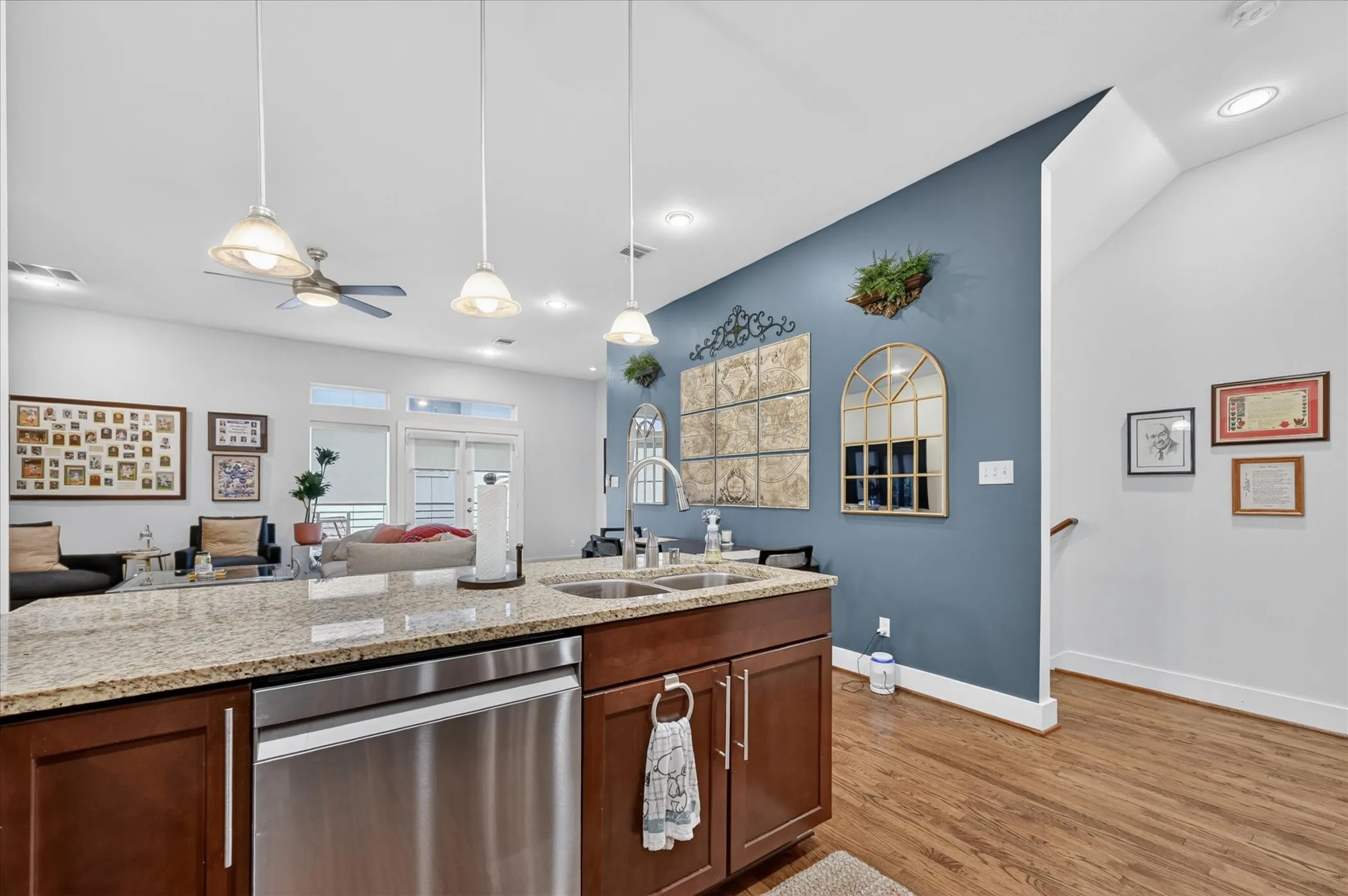 Condominium For Rent in Dallas County , 5618 Lindell Avenue 6, Dallas, Texas 75206, 2 Bedroom, 3 Bathroom, 2 Garage spaces, 1,640 Sqft, built in 2008, mls#21250451, Real Estate Agent in Dallas, Homes For Rent in Dallas county, Homes For Rent in Dallas, Realtor in Dallas Texas, Real Estate Brokerage Independent Realty Texas, Luminita Cordes Realtor