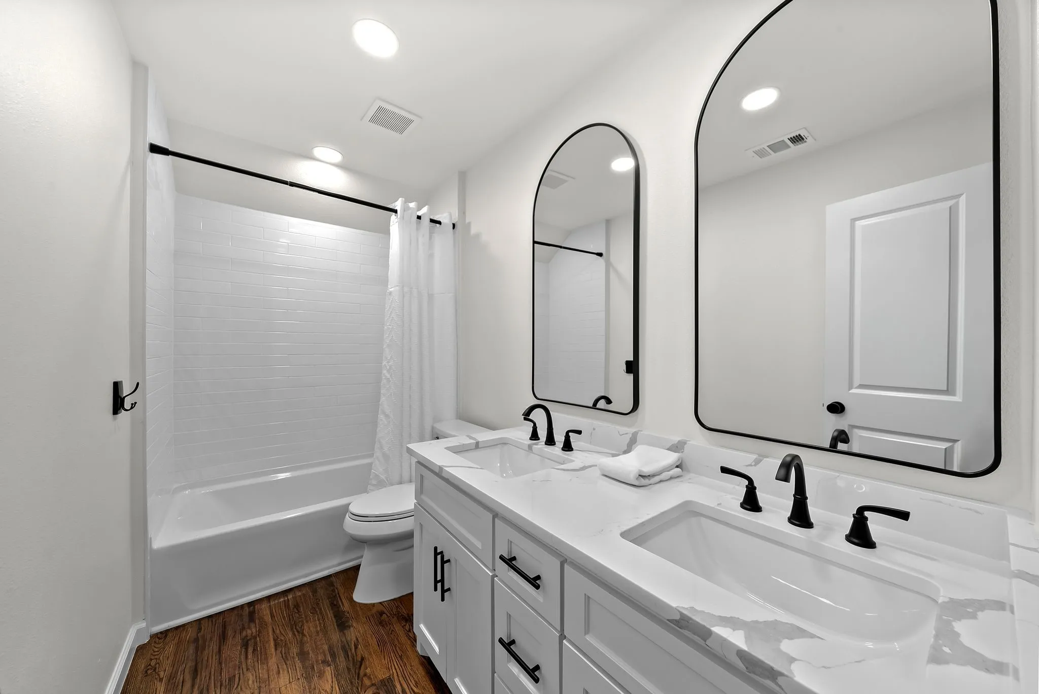 Single Family Residence For Sale in Collin County , 8074 Dove Cove, Frisco, Texas 75034, 3 Bedroom, 3 Bathroom, 1 Garage spaces, 2,097 Sqft, built in 1976, Preowned, mls#21239554, Real Estate Agent in Frisco, Homes For Sale in Collin county, Homes For Sale in Frisco, Realtor in Frisco Texas, Real Estate Brokerage Independent Realty Texas, Luminita Cordes Realtor
