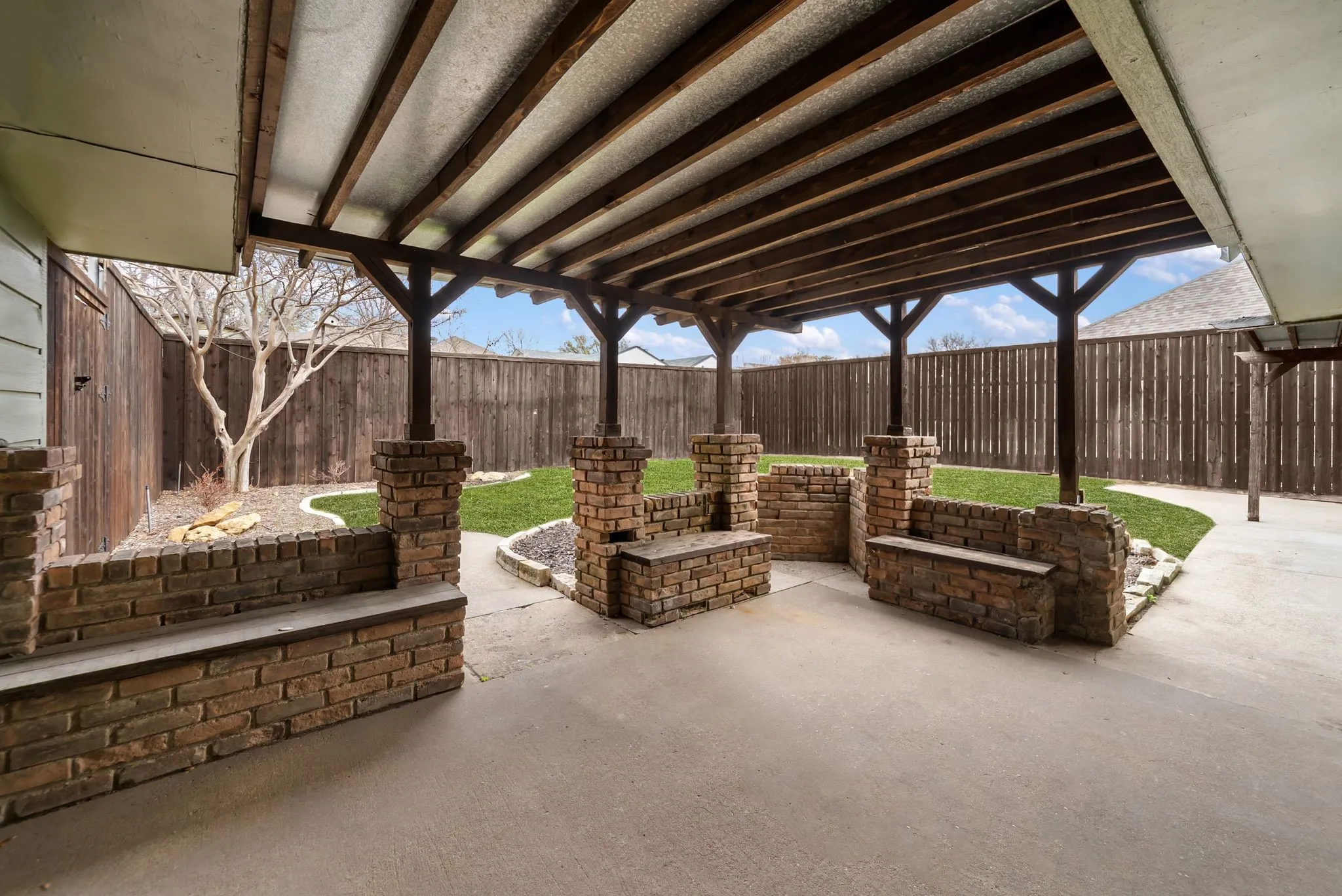 Single Family Residence For Sale in Collin County , 8074 Dove Cove, Frisco, Texas 75034, 3 Bedroom, 3 Bathroom, 1 Garage spaces, 2,097 Sqft, built in 1976, Preowned, mls#21239554, Real Estate Agent in Frisco, Homes For Sale in Collin county, Homes For Sale in Frisco, Realtor in Frisco Texas, Real Estate Brokerage Independent Realty Texas, Luminita Cordes Realtor