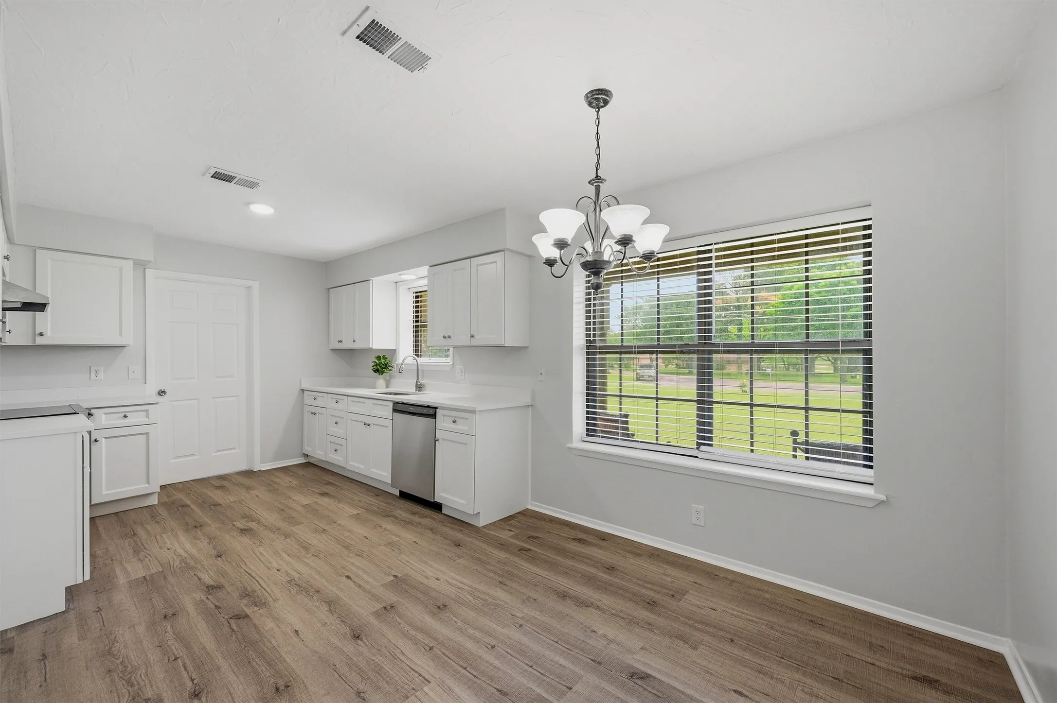Single Family Residence For Sale in Grayson County , 3347 Carriage Circle, Sherman, Texas 75092, 3 Bedroom, 2 Bathroom, 2 Garage spaces, 1,635 Sqft, built in 1978, Preowned, mls#21247501, Real Estate Agent in Sherman, Homes For Sale in Grayson county, Homes For Sale in Sherman, Realtor in Sherman Texas, Real Estate Brokerage Independent Realty Texas, Luminita Cordes Realtor