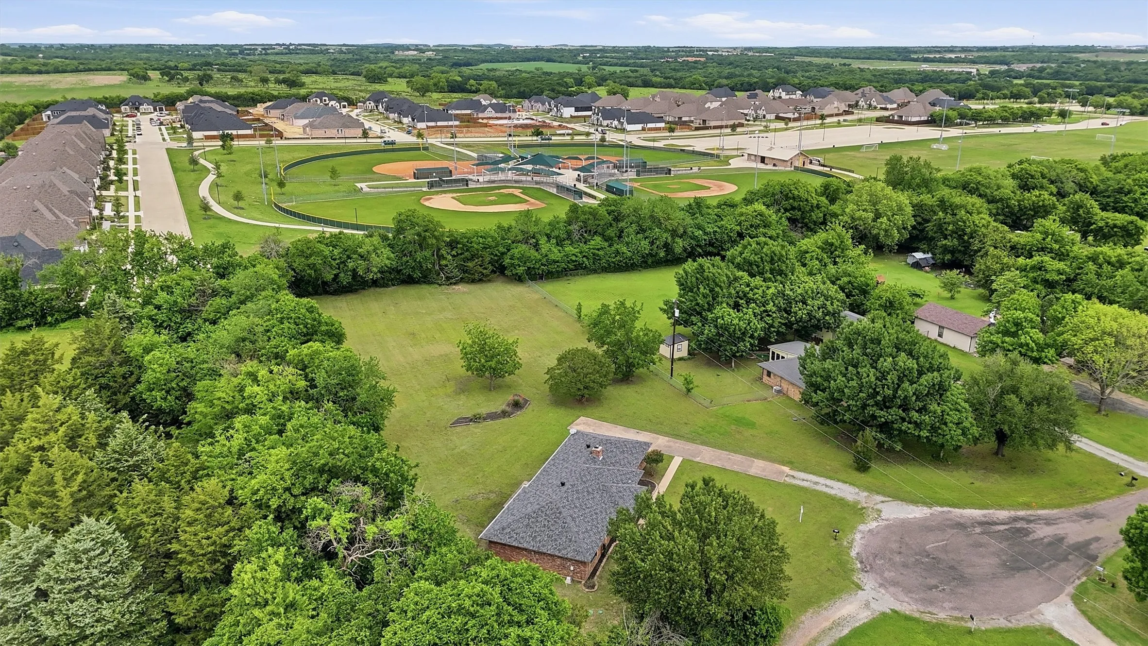 Single Family Residence For Sale in Grayson County , 3347 Carriage Circle, Sherman, Texas 75092, 3 Bedroom, 2 Bathroom, 2 Garage spaces, 1,635 Sqft, built in 1978, Preowned, mls#21247501, Real Estate Agent in Sherman, Homes For Sale in Grayson county, Homes For Sale in Sherman, Realtor in Sherman Texas, Real Estate Brokerage Independent Realty Texas, Luminita Cordes Realtor