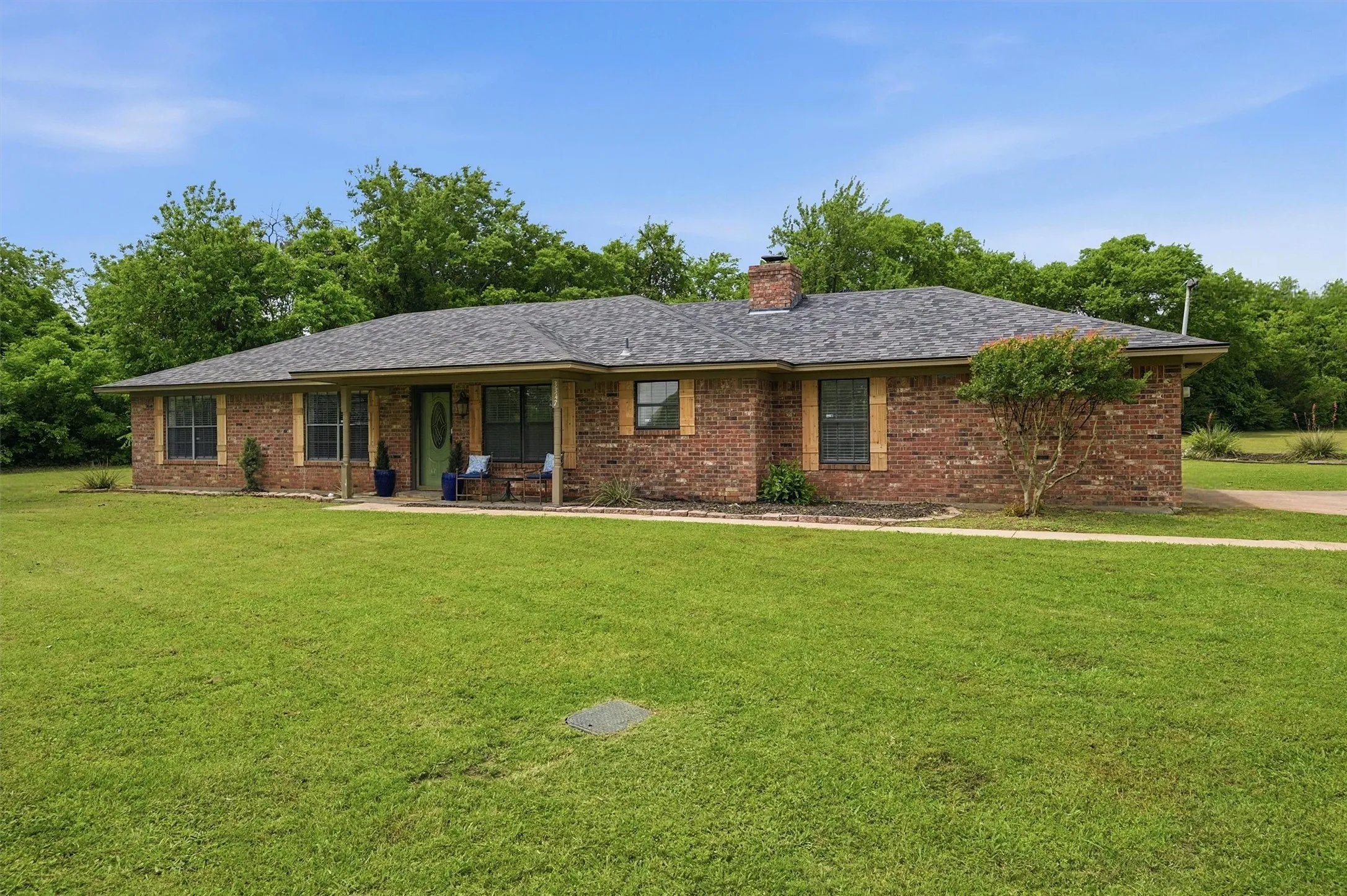 Single Family Residence For Sale in Grayson County , 3347 Carriage Circle, Sherman, Texas 75092, 3 Bedroom, 2 Bathroom, 2 Garage spaces, 1,635 Sqft, built in 1978, Preowned, mls#21247501, Real Estate Agent in Sherman, Homes For Sale in Grayson county, Homes For Sale in Sherman, Realtor in Sherman Texas, Real Estate Brokerage Independent Realty Texas, Luminita Cordes Realtor