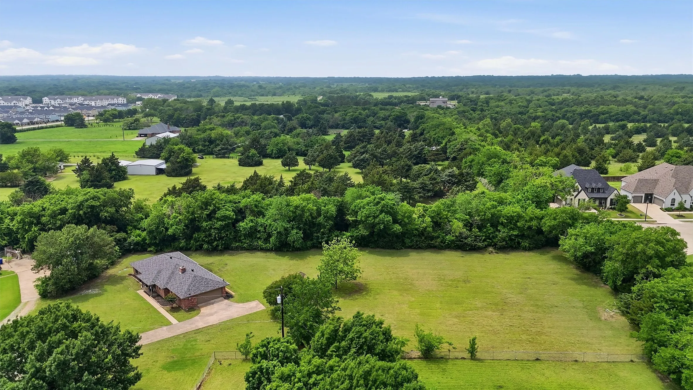 Single Family Residence For Sale in Grayson County , 3347 Carriage Circle, Sherman, Texas 75092, 3 Bedroom, 2 Bathroom, 2 Garage spaces, 1,635 Sqft, built in 1978, Preowned, mls#21247501, Real Estate Agent in Sherman, Homes For Sale in Grayson county, Homes For Sale in Sherman, Realtor in Sherman Texas, Real Estate Brokerage Independent Realty Texas, Luminita Cordes Realtor