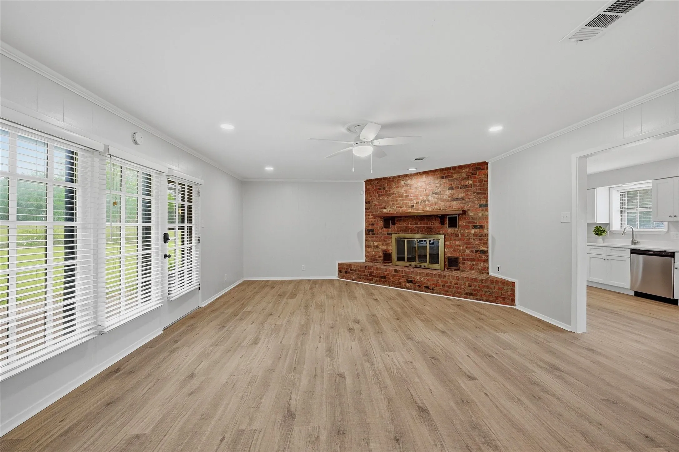 Single Family Residence For Sale in Grayson County , 3347 Carriage Circle, Sherman, Texas 75092, 3 Bedroom, 2 Bathroom, 2 Garage spaces, 1,635 Sqft, built in 1978, Preowned, mls#21247501, Real Estate Agent in Sherman, Homes For Sale in Grayson county, Homes For Sale in Sherman, Realtor in Sherman Texas, Real Estate Brokerage Independent Realty Texas, Luminita Cordes Realtor