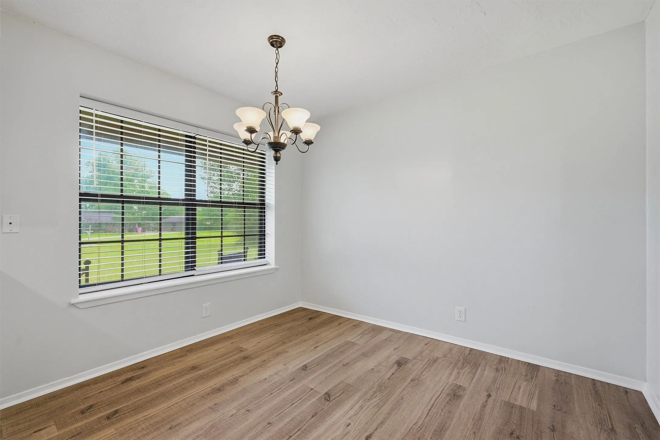 Single Family Residence For Sale in Grayson County , 3347 Carriage Circle, Sherman, Texas 75092, 3 Bedroom, 2 Bathroom, 2 Garage spaces, 1,635 Sqft, built in 1978, Preowned, mls#21247501, Real Estate Agent in Sherman, Homes For Sale in Grayson county, Homes For Sale in Sherman, Realtor in Sherman Texas, Real Estate Brokerage Independent Realty Texas, Luminita Cordes Realtor