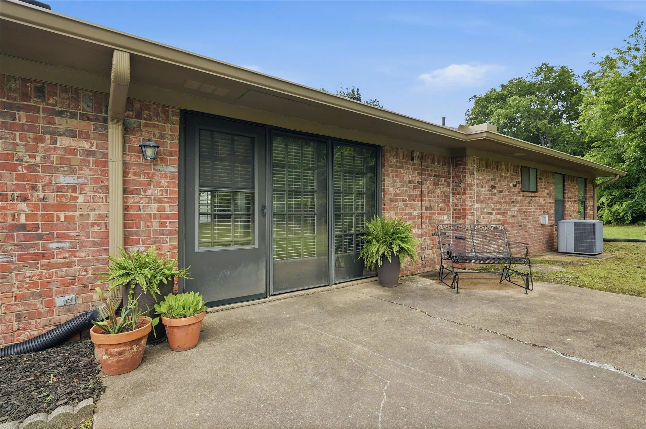 Single Family Residence For Sale in Grayson County , 3347 Carriage Circle, Sherman, Texas 75092, 3 Bedroom, 2 Bathroom, 2 Garage spaces, 1,635 Sqft, built in 1978, Preowned, mls#21247501, Real Estate Agent in Sherman, Homes For Sale in Grayson county, Homes For Sale in Sherman, Realtor in Sherman Texas, Real Estate Brokerage Independent Realty Texas, Luminita Cordes Realtor