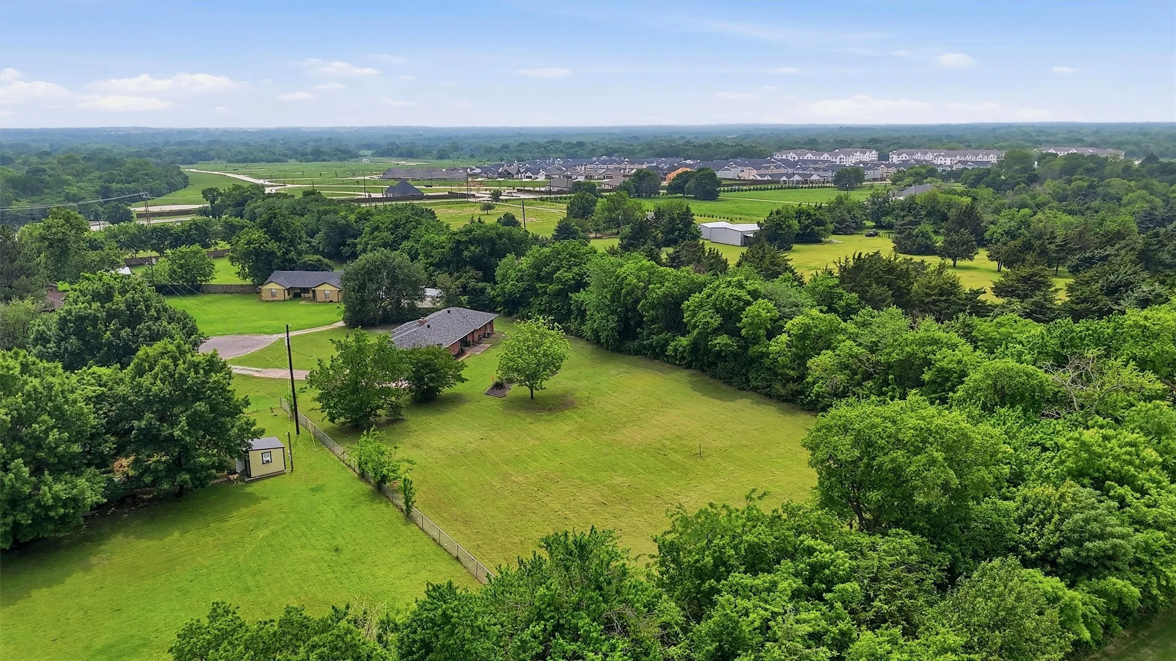 Single Family Residence For Sale in Grayson County , 3347 Carriage Circle, Sherman, Texas 75092, 3 Bedroom, 2 Bathroom, 2 Garage spaces, 1,635 Sqft, built in 1978, Preowned, mls#21247501, Real Estate Agent in Sherman, Homes For Sale in Grayson county, Homes For Sale in Sherman, Realtor in Sherman Texas, Real Estate Brokerage Independent Realty Texas, Luminita Cordes Realtor