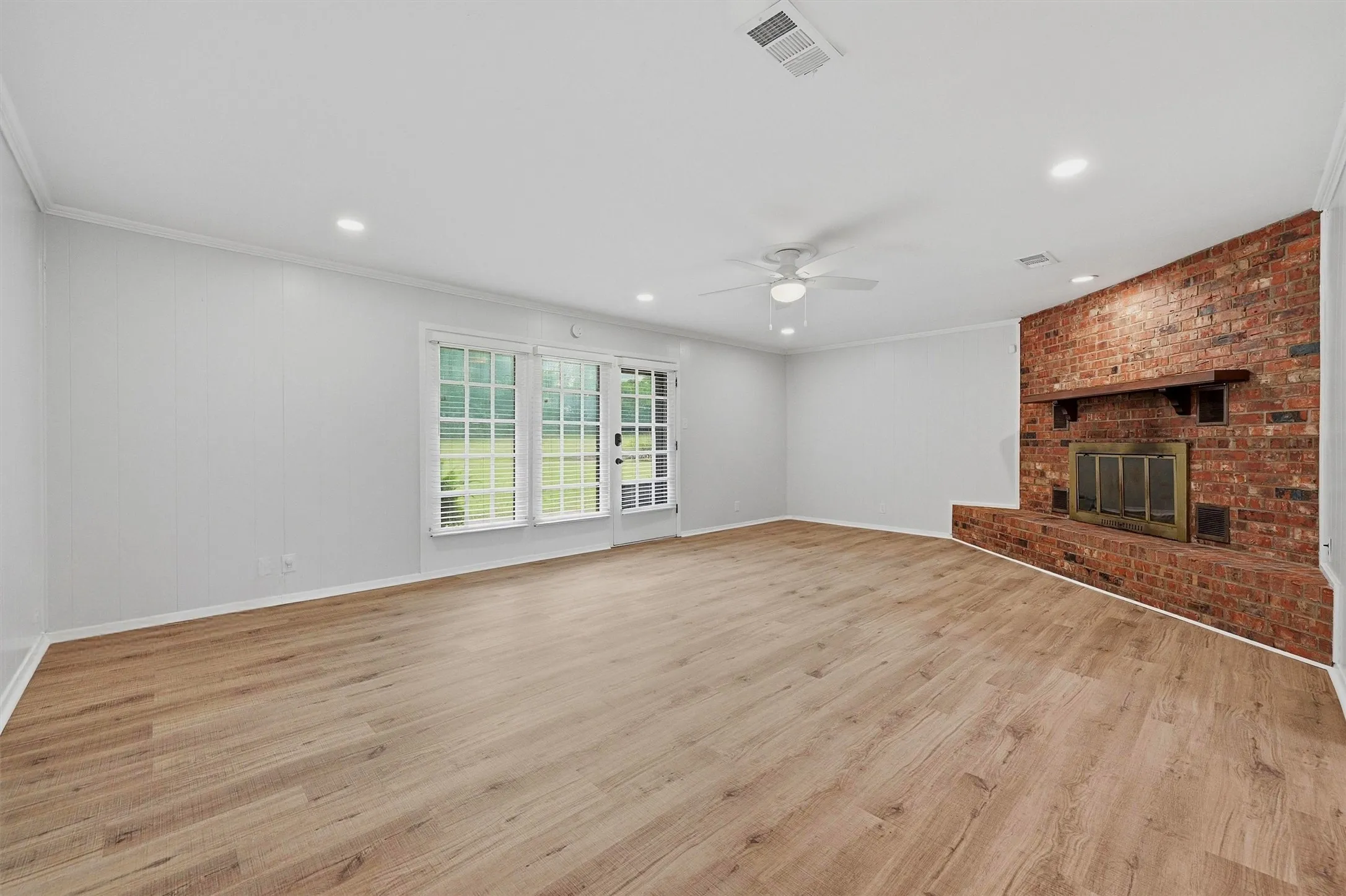 Single Family Residence For Sale in Grayson County , 3347 Carriage Circle, Sherman, Texas 75092, 3 Bedroom, 2 Bathroom, 2 Garage spaces, 1,635 Sqft, built in 1978, Preowned, mls#21247501, Real Estate Agent in Sherman, Homes For Sale in Grayson county, Homes For Sale in Sherman, Realtor in Sherman Texas, Real Estate Brokerage Independent Realty Texas, Luminita Cordes Realtor
