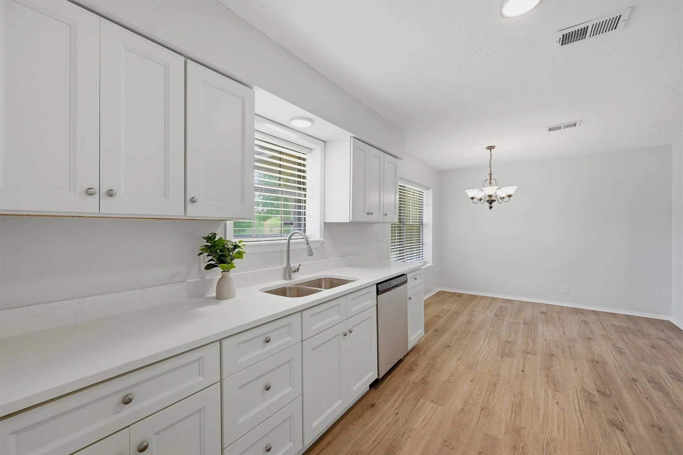 Single Family Residence For Sale in Grayson County , 3347 Carriage Circle, Sherman, Texas 75092, 3 Bedroom, 2 Bathroom, 2 Garage spaces, 1,635 Sqft, built in 1978, Preowned, mls#21247501, Real Estate Agent in Sherman, Homes For Sale in Grayson county, Homes For Sale in Sherman, Realtor in Sherman Texas, Real Estate Brokerage Independent Realty Texas, Luminita Cordes Realtor