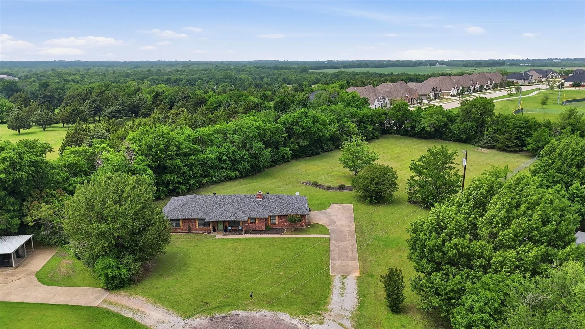 Single Family Residence For Sale in Grayson County , 3347 Carriage Circle, Sherman, Texas 75092, 3 Bedroom, 2 Bathroom, 2 Garage spaces, 1,635 Sqft, built in 1978, Preowned, mls#21247501, Real Estate Agent in Sherman, Homes For Sale in Grayson county, Homes For Sale in Sherman, Realtor in Sherman Texas, Real Estate Brokerage Independent Realty Texas, Luminita Cordes Realtor