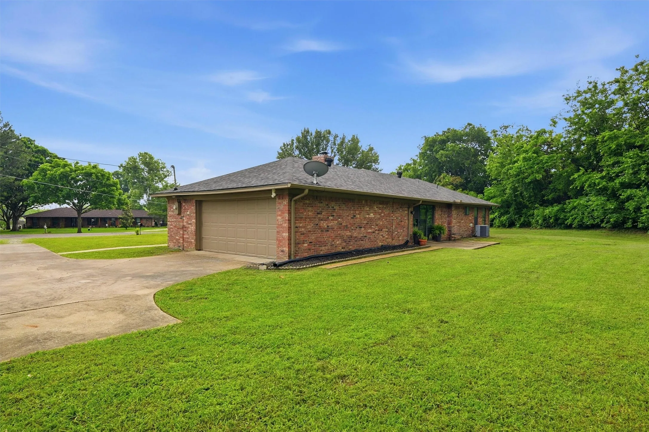 Single Family Residence For Sale in Grayson County , 3347 Carriage Circle, Sherman, Texas 75092, 3 Bedroom, 2 Bathroom, 2 Garage spaces, 1,635 Sqft, built in 1978, Preowned, mls#21247501, Real Estate Agent in Sherman, Homes For Sale in Grayson county, Homes For Sale in Sherman, Realtor in Sherman Texas, Real Estate Brokerage Independent Realty Texas, Luminita Cordes Realtor