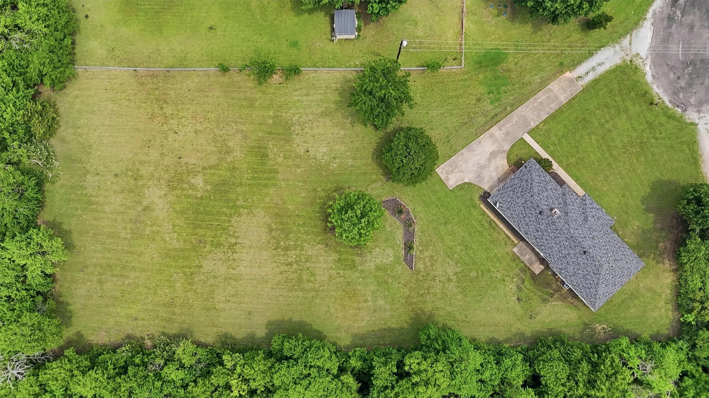 Single Family Residence For Sale in Grayson County , 3347 Carriage Circle, Sherman, Texas 75092, 3 Bedroom, 2 Bathroom, 2 Garage spaces, 1,635 Sqft, built in 1978, Preowned, mls#21247501, Real Estate Agent in Sherman, Homes For Sale in Grayson county, Homes For Sale in Sherman, Realtor in Sherman Texas, Real Estate Brokerage Independent Realty Texas, Luminita Cordes Realtor