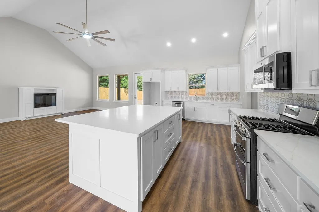 Single Family Residence For Sale in Smith County , 19682 Dove Ridge Drive, Lindale, Texas 75771, 4 Bedroom, 3 Bathroom, 2 Garage spaces, 2,546 Sqft, built in 2025, mls#21254327, Real Estate Agent in Lindale, Homes For Sale in Smith county, Homes For Sale in Lindale, Realtor in Lindale Texas, Real Estate Brokerage Independent Realty Texas, Luminita Cordes Realtor