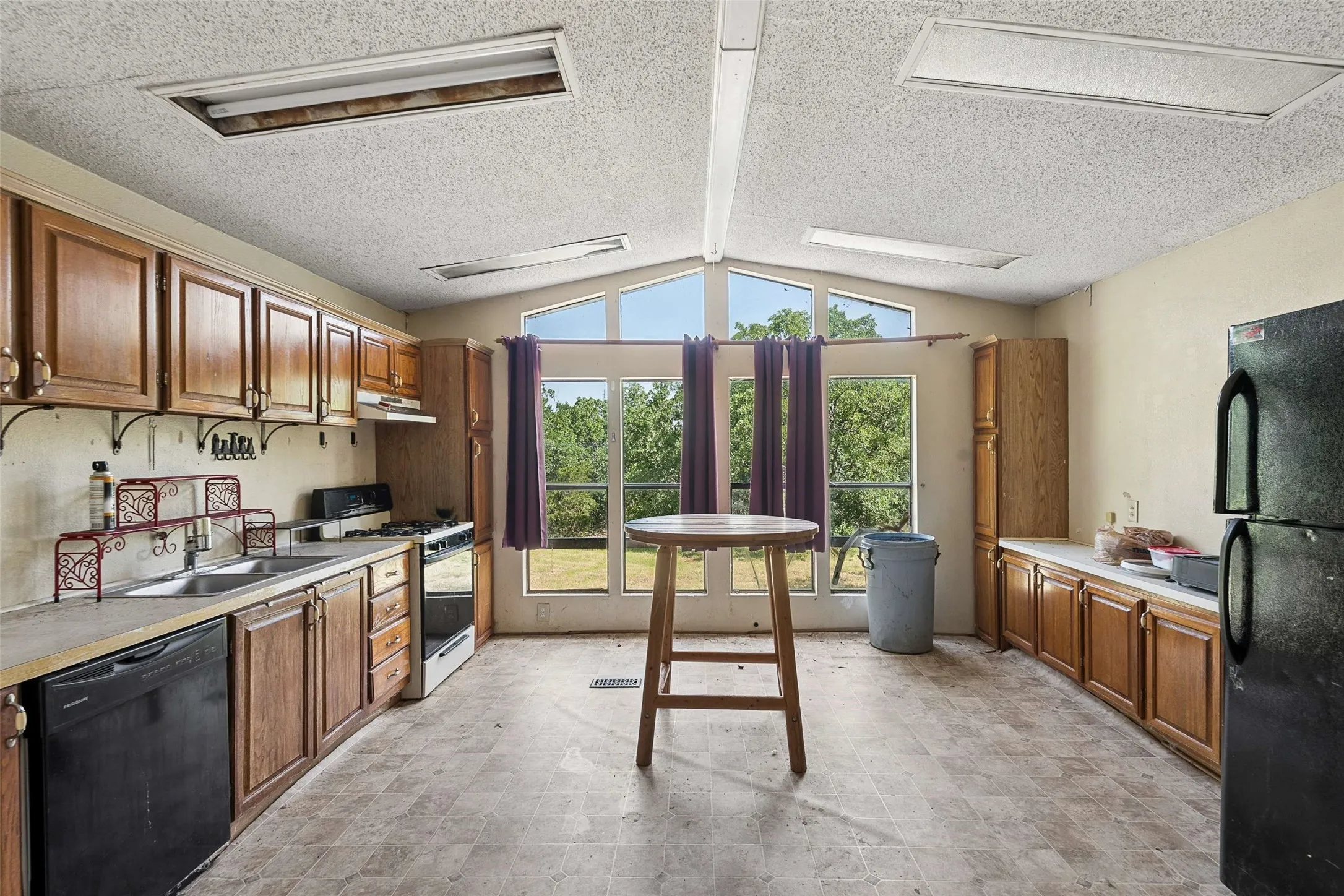 Farm For Sale in Wise County , 194 Private Road 4663, Boyd, Texas 76023, 3 Bedroom, 2 Bathroom, Garage spaces, 1,248 Sqft, built in 1995, Preowned, mls#21254839, Real Estate Agent in Boyd, Homes For Sale in Wise county, Homes For Sale in Boyd, Realtor in Boyd Texas, Real Estate Brokerage Independent Realty Texas, Luminita Cordes Realtor