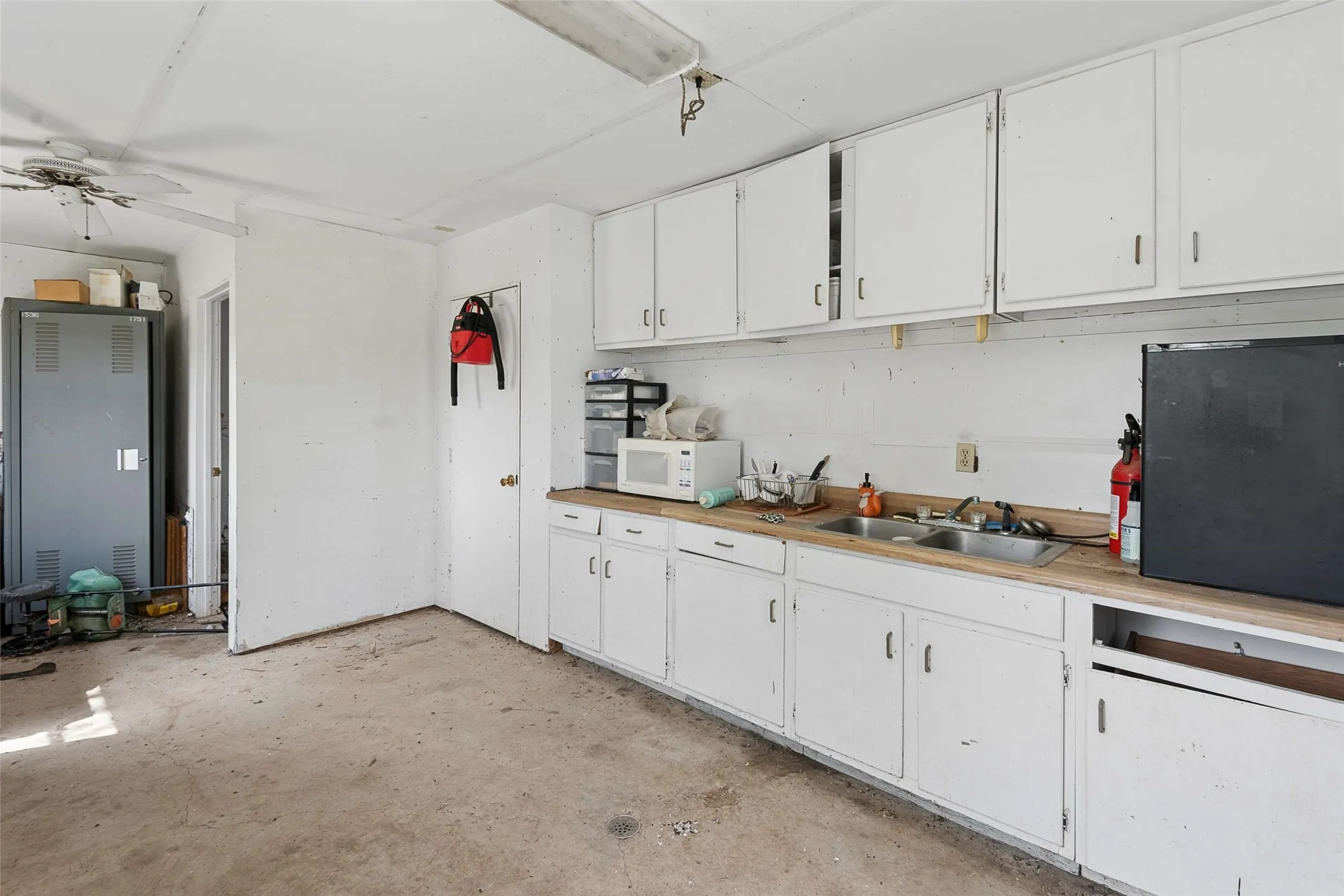 Farm For Sale in Wise County , 194 Private Road 4663, Boyd, Texas 76023, 3 Bedroom, 2 Bathroom, Garage spaces, 1,248 Sqft, built in 1995, Preowned, mls#21254839, Real Estate Agent in Boyd, Homes For Sale in Wise county, Homes For Sale in Boyd, Realtor in Boyd Texas, Real Estate Brokerage Independent Realty Texas, Luminita Cordes Realtor