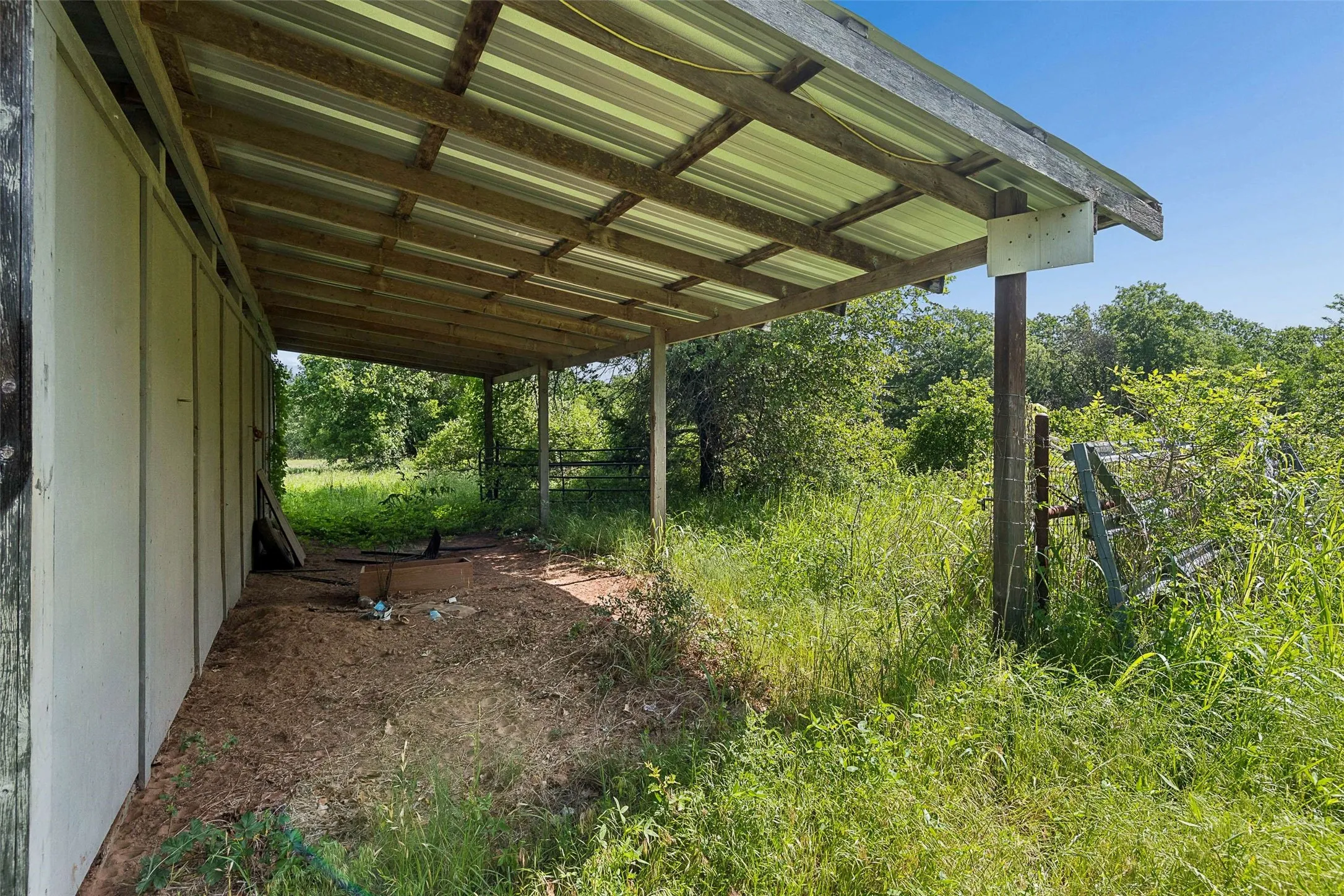 Farm For Sale in Wise County , 194 Private Road 4663, Boyd, Texas 76023, 3 Bedroom, 2 Bathroom, Garage spaces, 1,248 Sqft, built in 1995, Preowned, mls#21254839, Real Estate Agent in Boyd, Homes For Sale in Wise county, Homes For Sale in Boyd, Realtor in Boyd Texas, Real Estate Brokerage Independent Realty Texas, Luminita Cordes Realtor