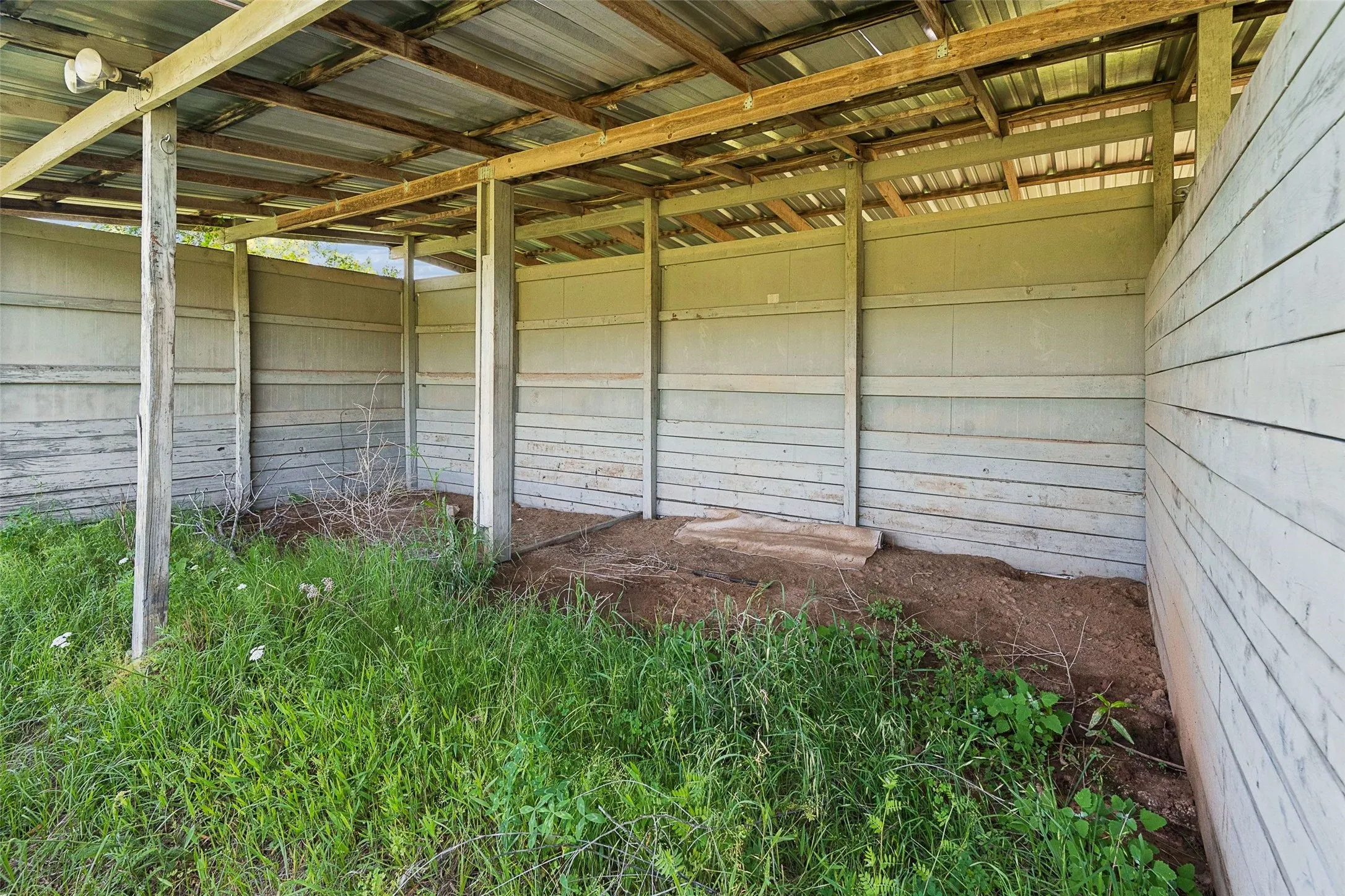 Farm For Sale in Wise County , 194 Private Road 4663, Boyd, Texas 76023, 3 Bedroom, 2 Bathroom, Garage spaces, 1,248 Sqft, built in 1995, Preowned, mls#21254839, Real Estate Agent in Boyd, Homes For Sale in Wise county, Homes For Sale in Boyd, Realtor in Boyd Texas, Real Estate Brokerage Independent Realty Texas, Luminita Cordes Realtor