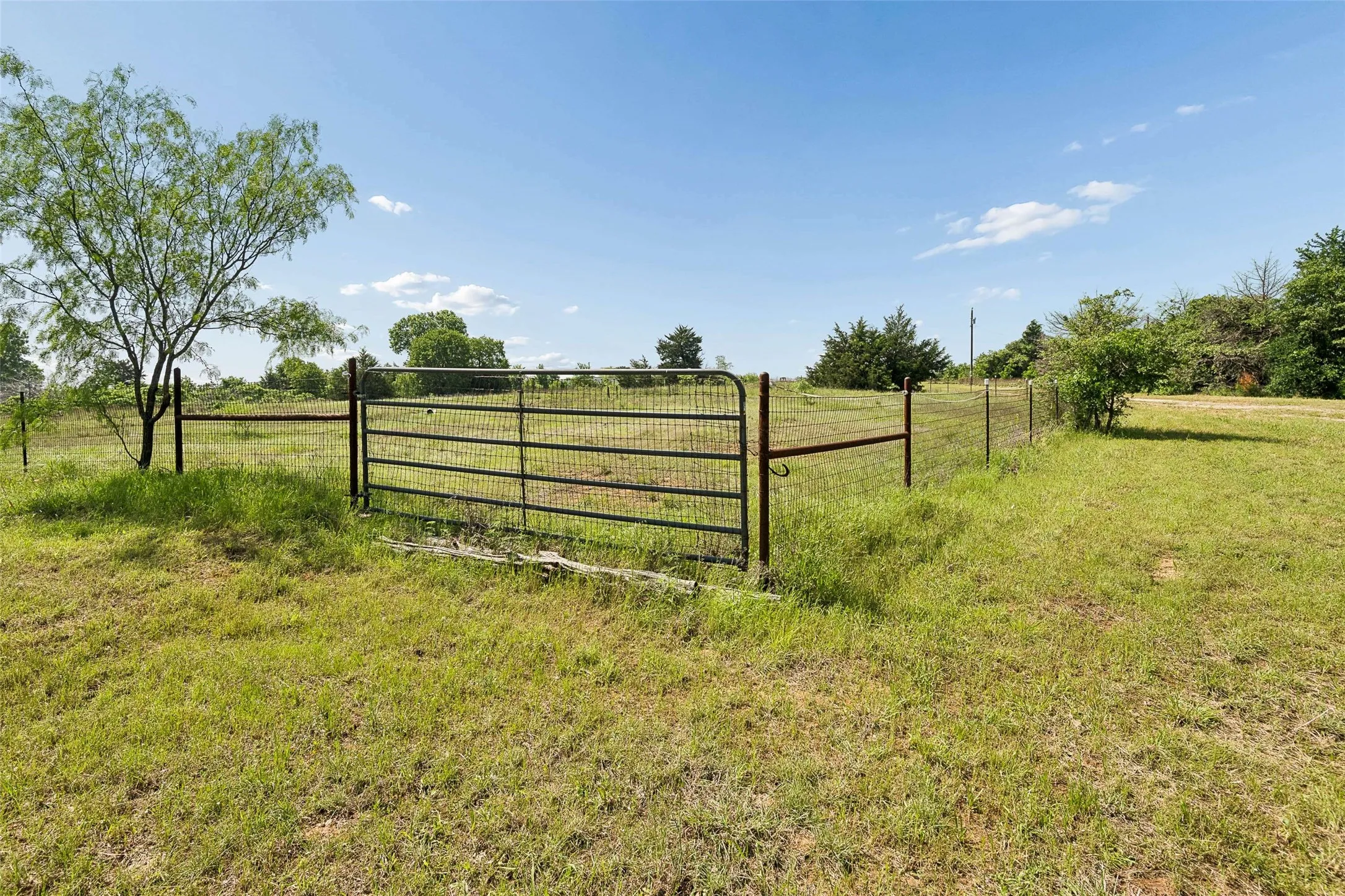 Farm For Sale in Wise County , 194 Private Road 4663, Boyd, Texas 76023, 3 Bedroom, 2 Bathroom, Garage spaces, 1,248 Sqft, built in 1995, Preowned, mls#21254839, Real Estate Agent in Boyd, Homes For Sale in Wise county, Homes For Sale in Boyd, Realtor in Boyd Texas, Real Estate Brokerage Independent Realty Texas, Luminita Cordes Realtor