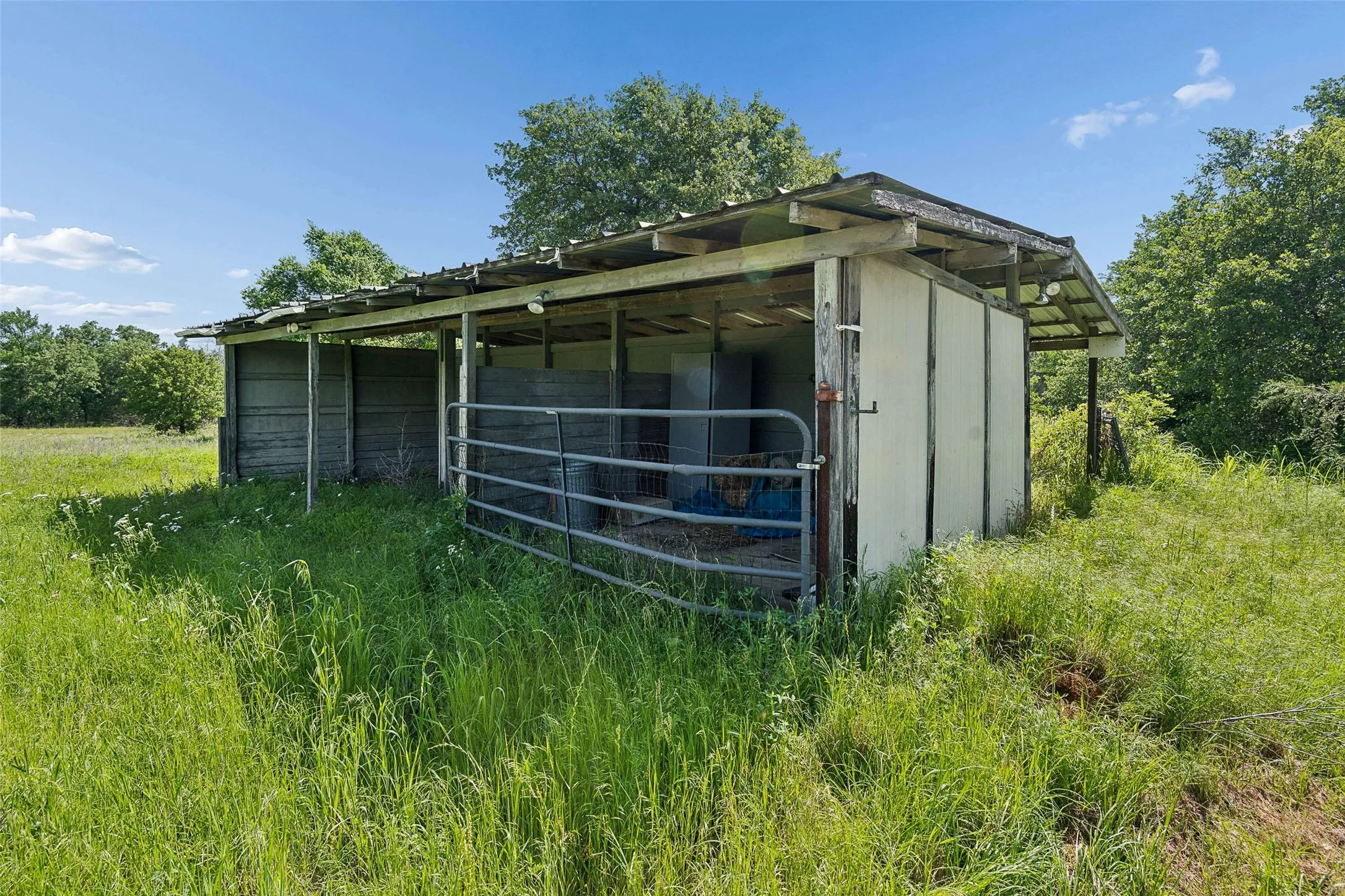 Farm For Sale in Wise County , 194 Private Road 4663, Boyd, Texas 76023, 3 Bedroom, 2 Bathroom, Garage spaces, 1,248 Sqft, built in 1995, Preowned, mls#21254839, Real Estate Agent in Boyd, Homes For Sale in Wise county, Homes For Sale in Boyd, Realtor in Boyd Texas, Real Estate Brokerage Independent Realty Texas, Luminita Cordes Realtor