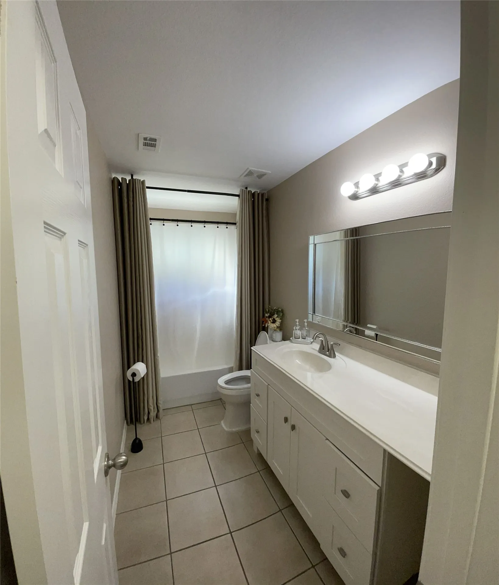 Single Family Residence For Sale in Denton County , 3300 Lighthouse Drive, Denton, Texas 76210, 5 Bedrooms, 3 Bathrooms, 2 Garage spaces, 3,040 Sqft, built in 2004, Preowned, Price $445,000, mls#21255358, Real Estate Agent in Denton, Homes For Sale in Denton county, Homes For Sale in Denton, Realtor in Denton Texas, Real Estate Brokerage Independent Realty Texas, Luminita Cordes Realtor