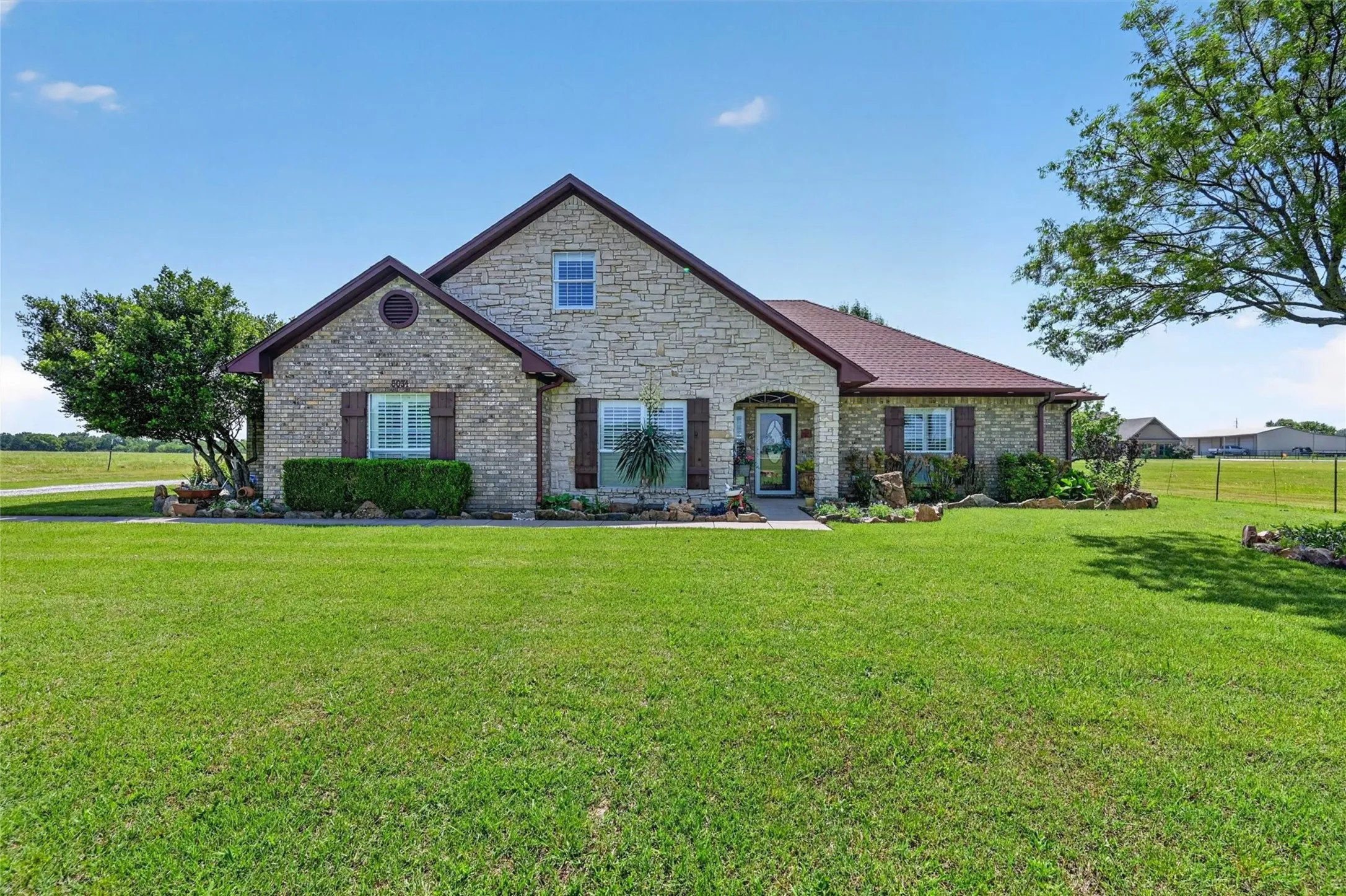 Single Family Residence For Sale in Grayson County , 8034 Fm 902, Howe, Texas 75459, 4 Bedroom, 4 Bathroom, 2 Garage spaces, 3,134 Sqft, built in 2001, Preowned, mls#21252351, Real Estate Agent in Howe, Homes For Sale in Grayson county, Homes For Sale in Howe, Realtor in Howe Texas, Real Estate Brokerage Independent Realty Texas, Luminita Cordes Realtor
