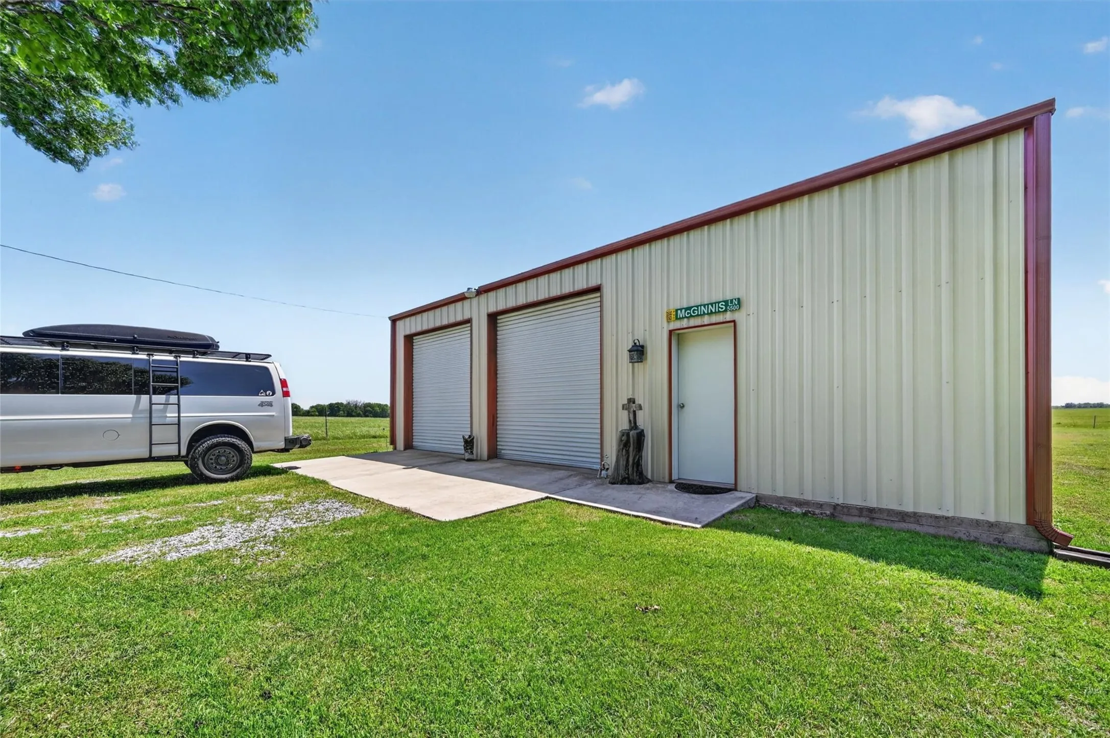 Single Family Residence For Sale in Grayson County , 8034 Fm 902, Howe, Texas 75459, 4 Bedroom, 4 Bathroom, 2 Garage spaces, 3,134 Sqft, built in 2001, Preowned, mls#21252351, Real Estate Agent in Howe, Homes For Sale in Grayson county, Homes For Sale in Howe, Realtor in Howe Texas, Real Estate Brokerage Independent Realty Texas, Luminita Cordes Realtor