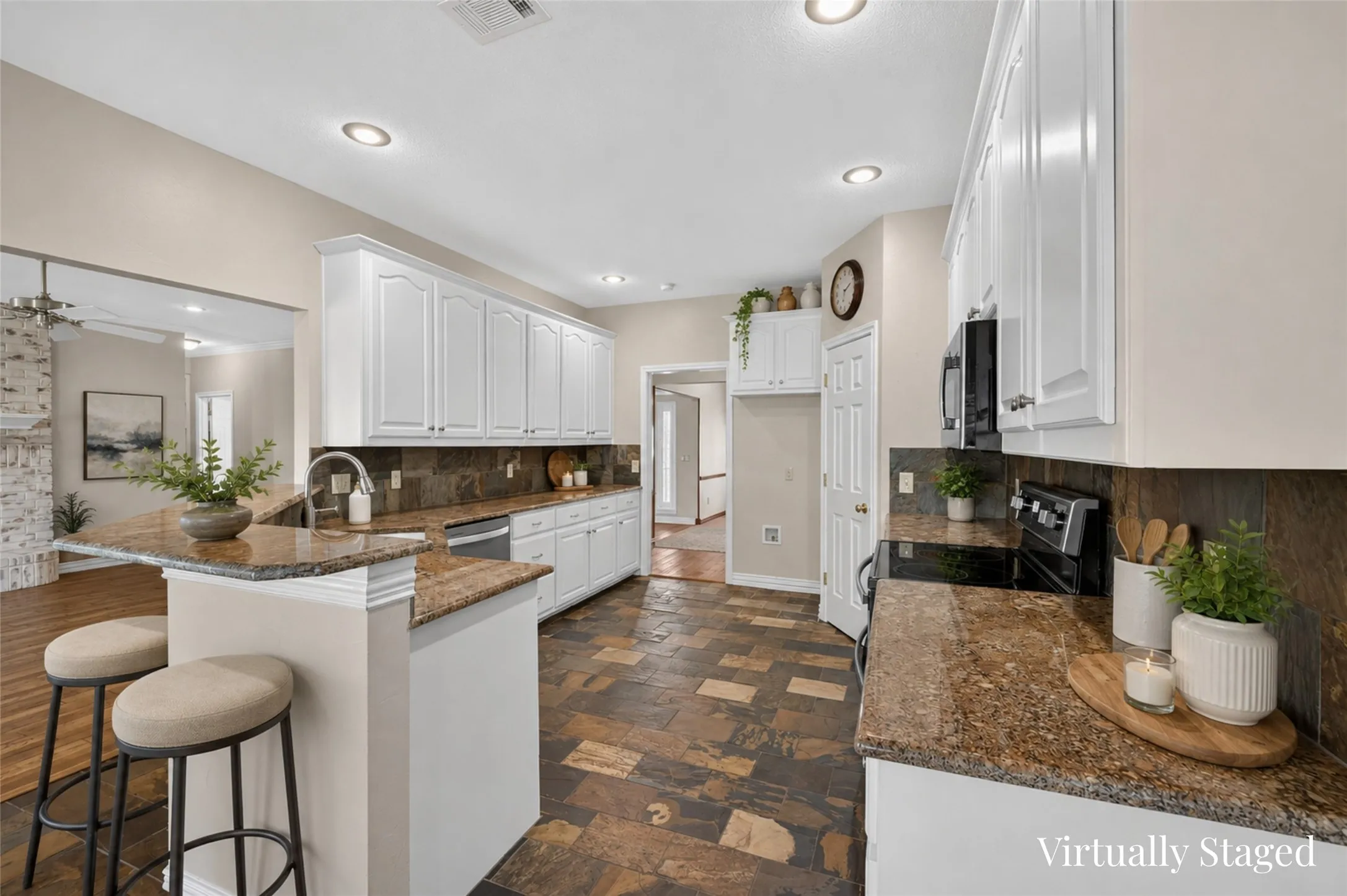 Single Family Residence For Sale in Grayson County , 8034 Fm 902, Howe, Texas 75459, 4 Bedroom, 4 Bathroom, 2 Garage spaces, 3,134 Sqft, built in 2001, Preowned, mls#21252351, Real Estate Agent in Howe, Homes For Sale in Grayson county, Homes For Sale in Howe, Realtor in Howe Texas, Real Estate Brokerage Independent Realty Texas, Luminita Cordes Realtor