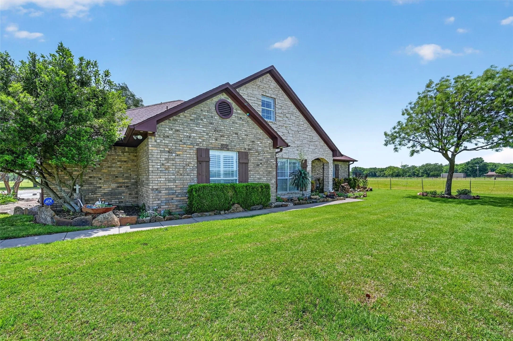 Single Family Residence For Sale in Grayson County , 8034 Fm 902, Howe, Texas 75459, 4 Bedroom, 4 Bathroom, 2 Garage spaces, 3,134 Sqft, built in 2001, Preowned, mls#21252351, Real Estate Agent in Howe, Homes For Sale in Grayson county, Homes For Sale in Howe, Realtor in Howe Texas, Real Estate Brokerage Independent Realty Texas, Luminita Cordes Realtor