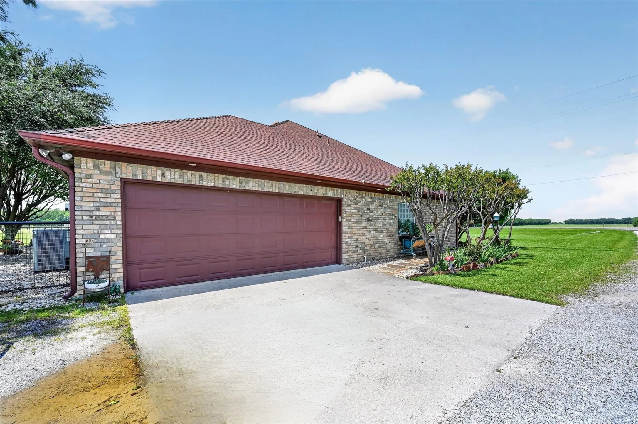 Single Family Residence For Sale in Grayson County , 8034 Fm 902, Howe, Texas 75459, 4 Bedroom, 4 Bathroom, 2 Garage spaces, 3,134 Sqft, built in 2001, Preowned, mls#21252351, Real Estate Agent in Howe, Homes For Sale in Grayson county, Homes For Sale in Howe, Realtor in Howe Texas, Real Estate Brokerage Independent Realty Texas, Luminita Cordes Realtor
