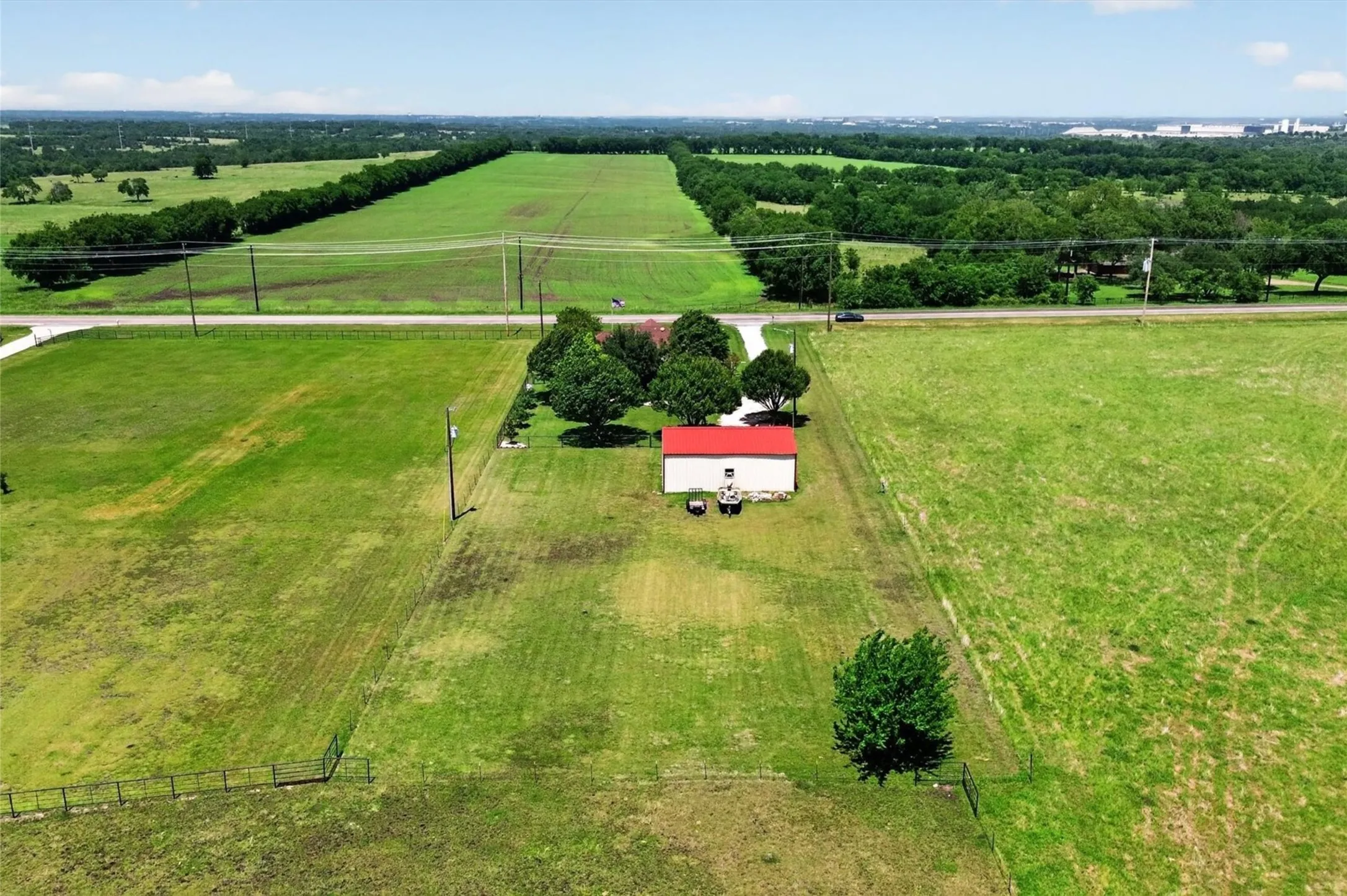 Single Family Residence For Sale in Grayson County , 8034 Fm 902, Howe, Texas 75459, 4 Bedroom, 4 Bathroom, 2 Garage spaces, 3,134 Sqft, built in 2001, Preowned, mls#21252351, Real Estate Agent in Howe, Homes For Sale in Grayson county, Homes For Sale in Howe, Realtor in Howe Texas, Real Estate Brokerage Independent Realty Texas, Luminita Cordes Realtor