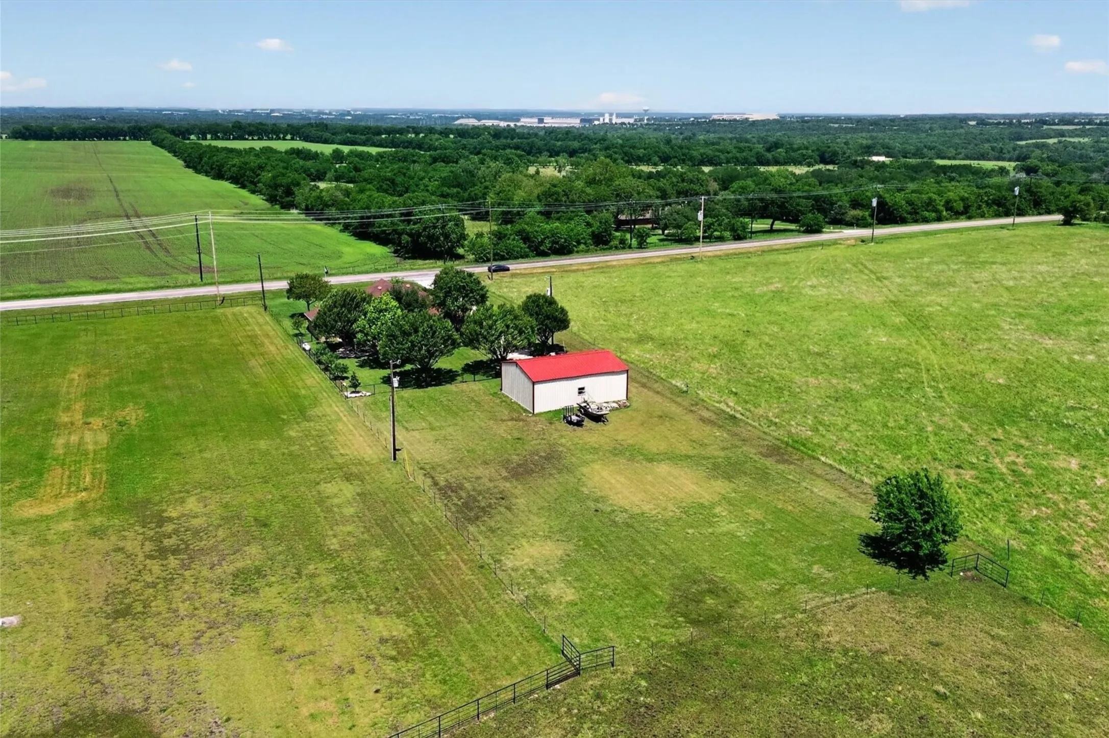 Single Family Residence For Sale in Grayson County , 8034 Fm 902, Howe, Texas 75459, 4 Bedroom, 4 Bathroom, 2 Garage spaces, 3,134 Sqft, built in 2001, Preowned, mls#21252351, Real Estate Agent in Howe, Homes For Sale in Grayson county, Homes For Sale in Howe, Realtor in Howe Texas, Real Estate Brokerage Independent Realty Texas, Luminita Cordes Realtor