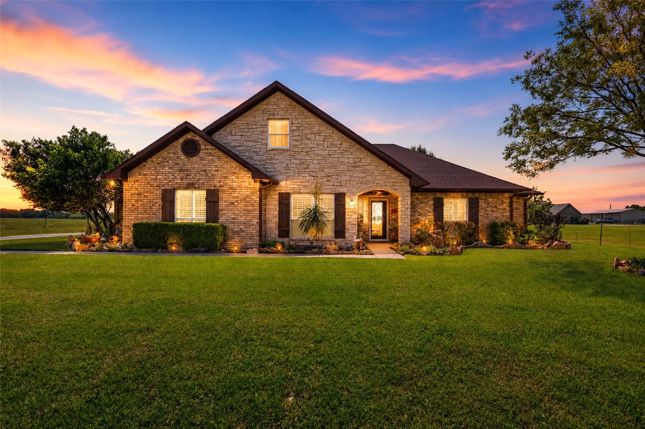 Single Family Residence For Sale in Grayson County , 8034 Fm 902, Howe, Texas 75459, 4 Bedroom, 4 Bathroom, 2 Garage spaces, 3,134 Sqft, built in 2001, Preowned, mls#21252351, Real Estate Agent in Howe, Homes For Sale in Grayson county, Homes For Sale in Howe, Realtor in Howe Texas, Real Estate Brokerage Independent Realty Texas, Luminita Cordes Realtor