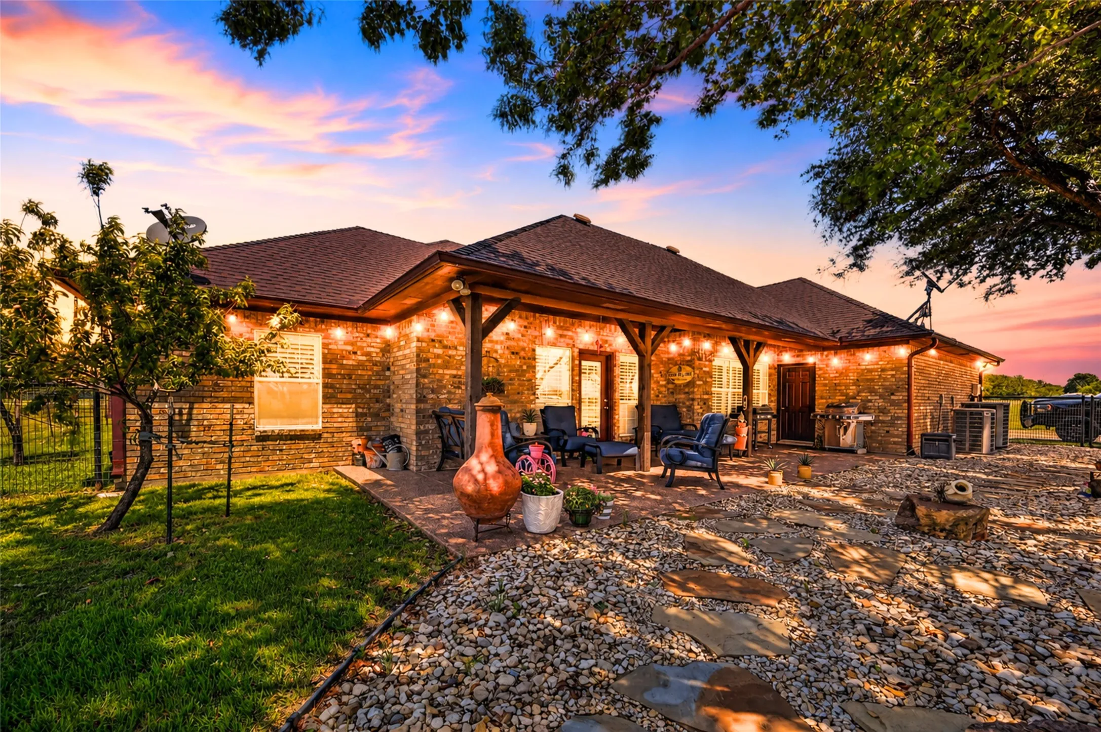 Single Family Residence For Sale in Grayson County , 8034 Fm 902, Howe, Texas 75459, 4 Bedroom, 4 Bathroom, 2 Garage spaces, 3,134 Sqft, built in 2001, Preowned, mls#21252351, Real Estate Agent in Howe, Homes For Sale in Grayson county, Homes For Sale in Howe, Realtor in Howe Texas, Real Estate Brokerage Independent Realty Texas, Luminita Cordes Realtor