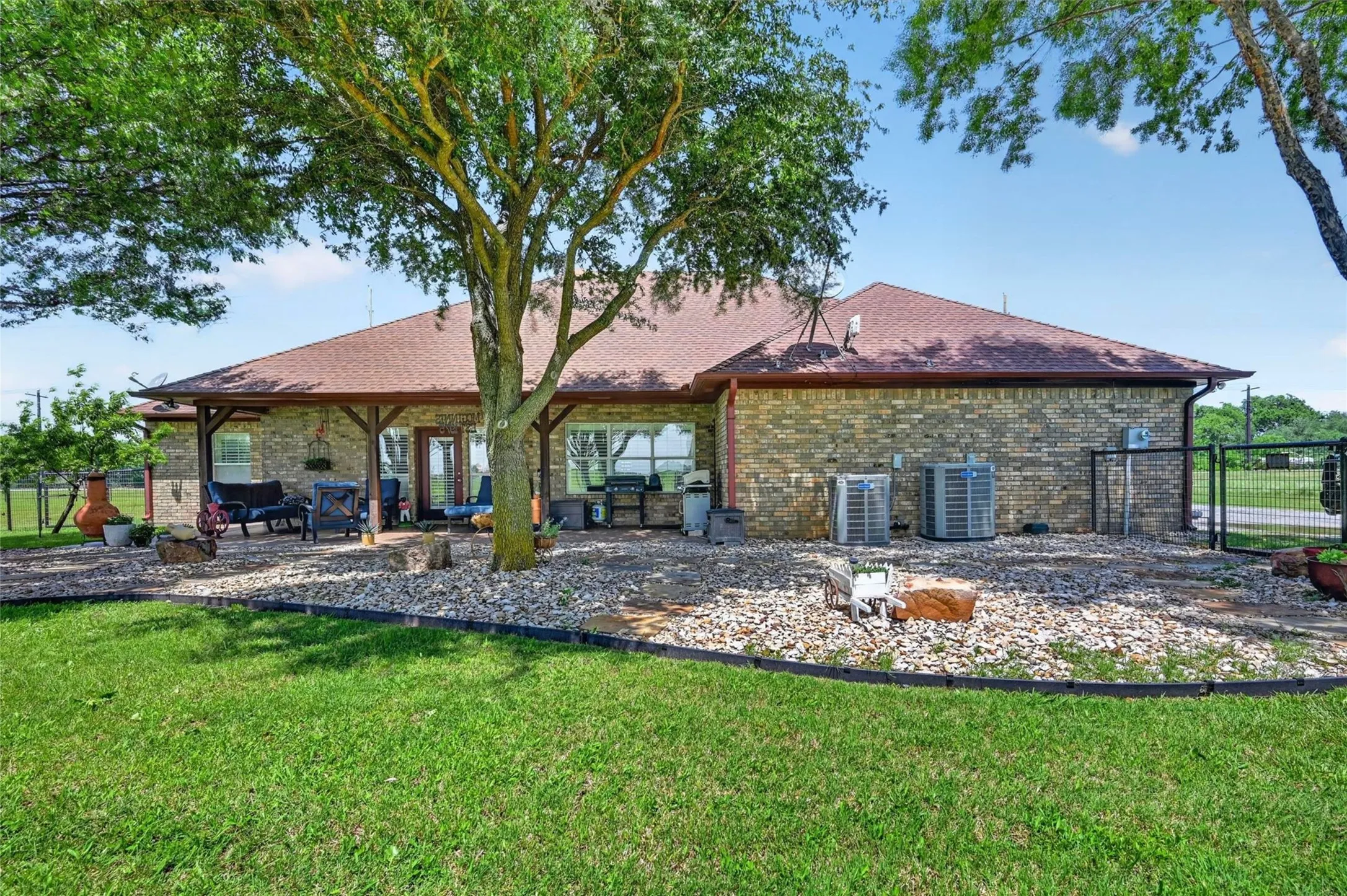 Single Family Residence For Sale in Grayson County , 8034 Fm 902, Howe, Texas 75459, 4 Bedroom, 4 Bathroom, 2 Garage spaces, 3,134 Sqft, built in 2001, Preowned, mls#21252351, Real Estate Agent in Howe, Homes For Sale in Grayson county, Homes For Sale in Howe, Realtor in Howe Texas, Real Estate Brokerage Independent Realty Texas, Luminita Cordes Realtor