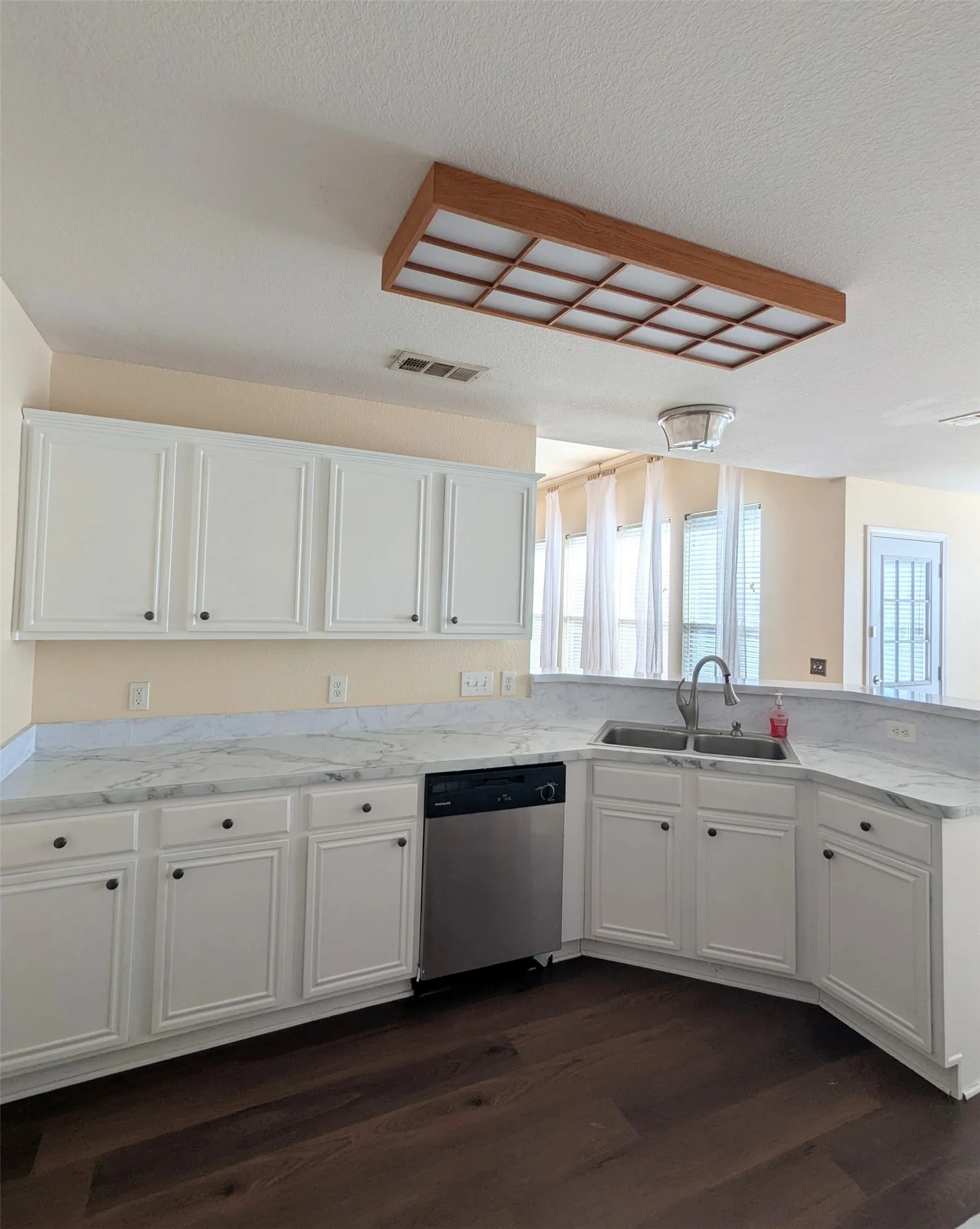Single Family Residence For Sale in Collin County , 124 S Bending Oak Lane, Wylie, Texas 75098, 4 Bedroom, 2 Bathroom, 2 Garage spaces, 2,012 Sqft, built in 2001, Price $389,000, mls#21255370, Real Estate Agent in Wylie, Homes For Sale in Collin county, Homes For Sale in Wylie, Realtor in Wylie Texas, Real Estate Brokerage Independent Realty Texas, Luminita Cordes Realtor
