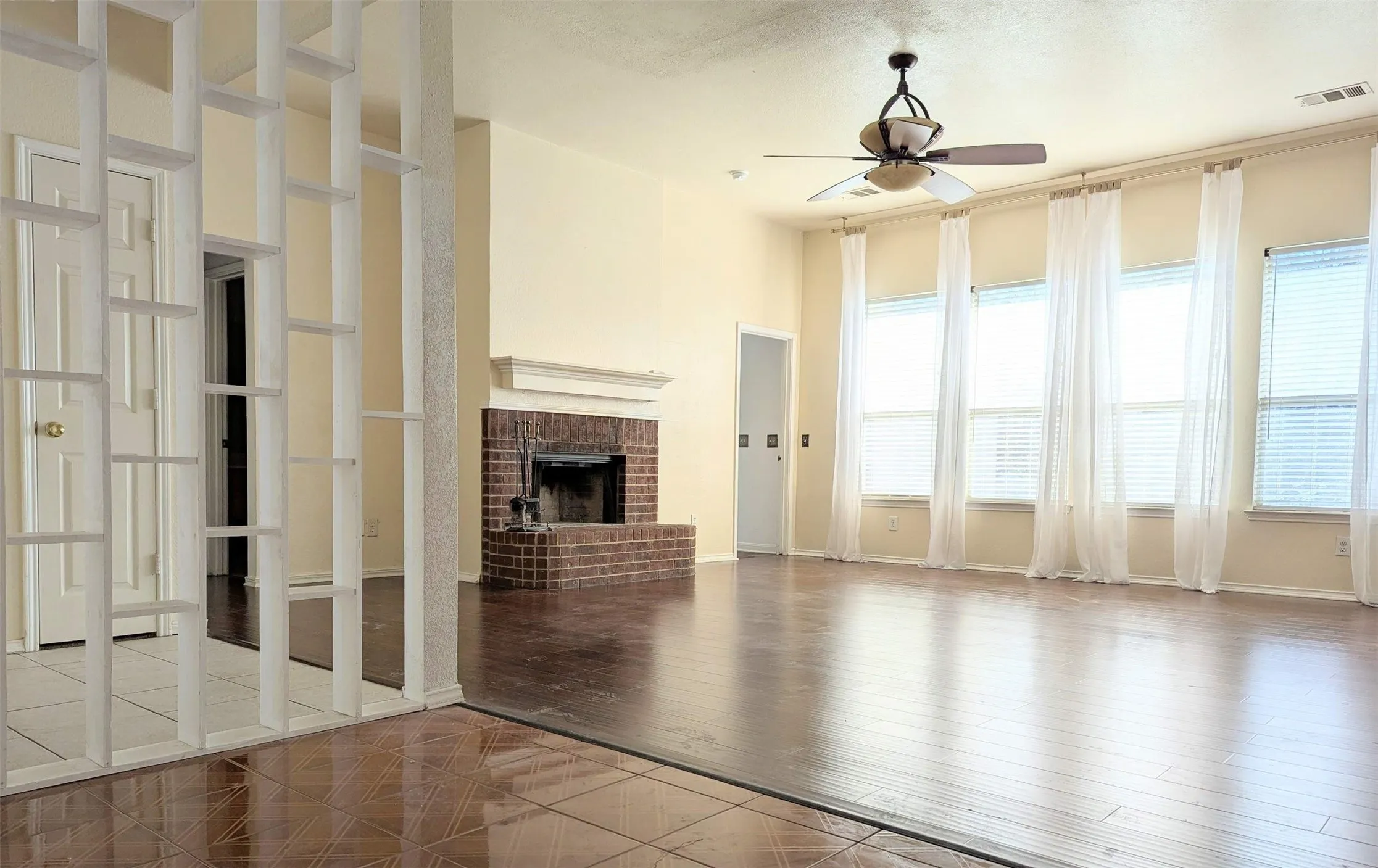 Single Family Residence For Sale in Collin County , 124 S Bending Oak Lane, Wylie, Texas 75098, 4 Bedroom, 2 Bathroom, 2 Garage spaces, 2,012 Sqft, built in 2001, Price $389,000, mls#21255370, Real Estate Agent in Wylie, Homes For Sale in Collin county, Homes For Sale in Wylie, Realtor in Wylie Texas, Real Estate Brokerage Independent Realty Texas, Luminita Cordes Realtor