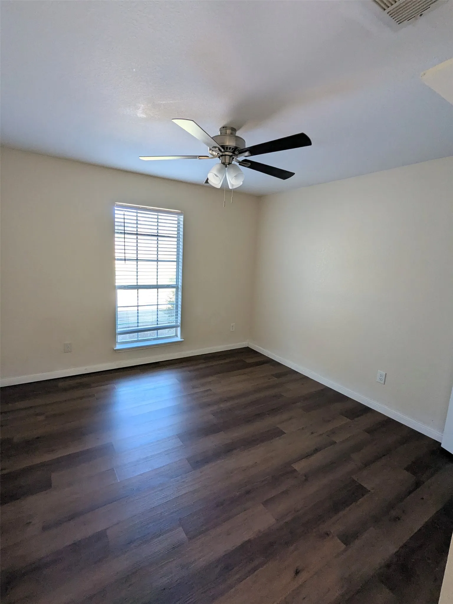 Single Family Residence For Sale in Collin County , 124 S Bending Oak Lane, Wylie, Texas 75098, 4 Bedroom, 2 Bathroom, 2 Garage spaces, 2,012 Sqft, built in 2001, Price $389,000, mls#21255370, Real Estate Agent in Wylie, Homes For Sale in Collin county, Homes For Sale in Wylie, Realtor in Wylie Texas, Real Estate Brokerage Independent Realty Texas, Luminita Cordes Realtor