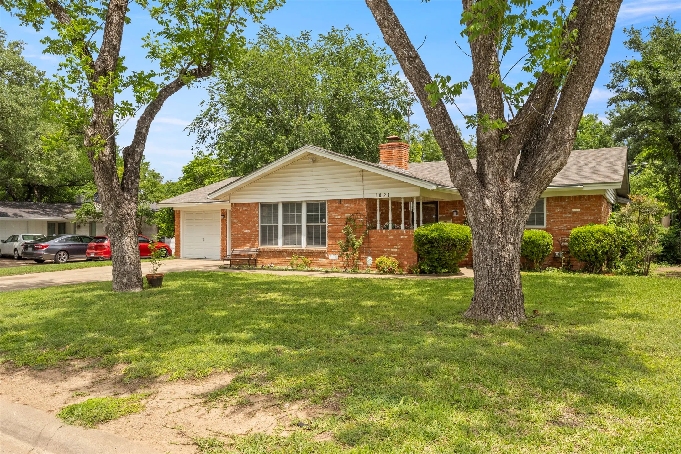 Single Family Residence For Sale in Tarrant County , 1021 Blue Lake, Fort Worth, Texas 76103, 3 Bedrooms, 2 Bathrooms, Garage spaces, 1,610 Sqft, built in 1963, Price $305,000, mls#21255306, Real Estate Agent in Fort Worth, Homes For Sale in Tarrant county, Homes For Sale in Fort Worth, Realtor in Fort Worth Texas, Real Estate Brokerage Independent Realty Texas, Luminita Cordes Realtor