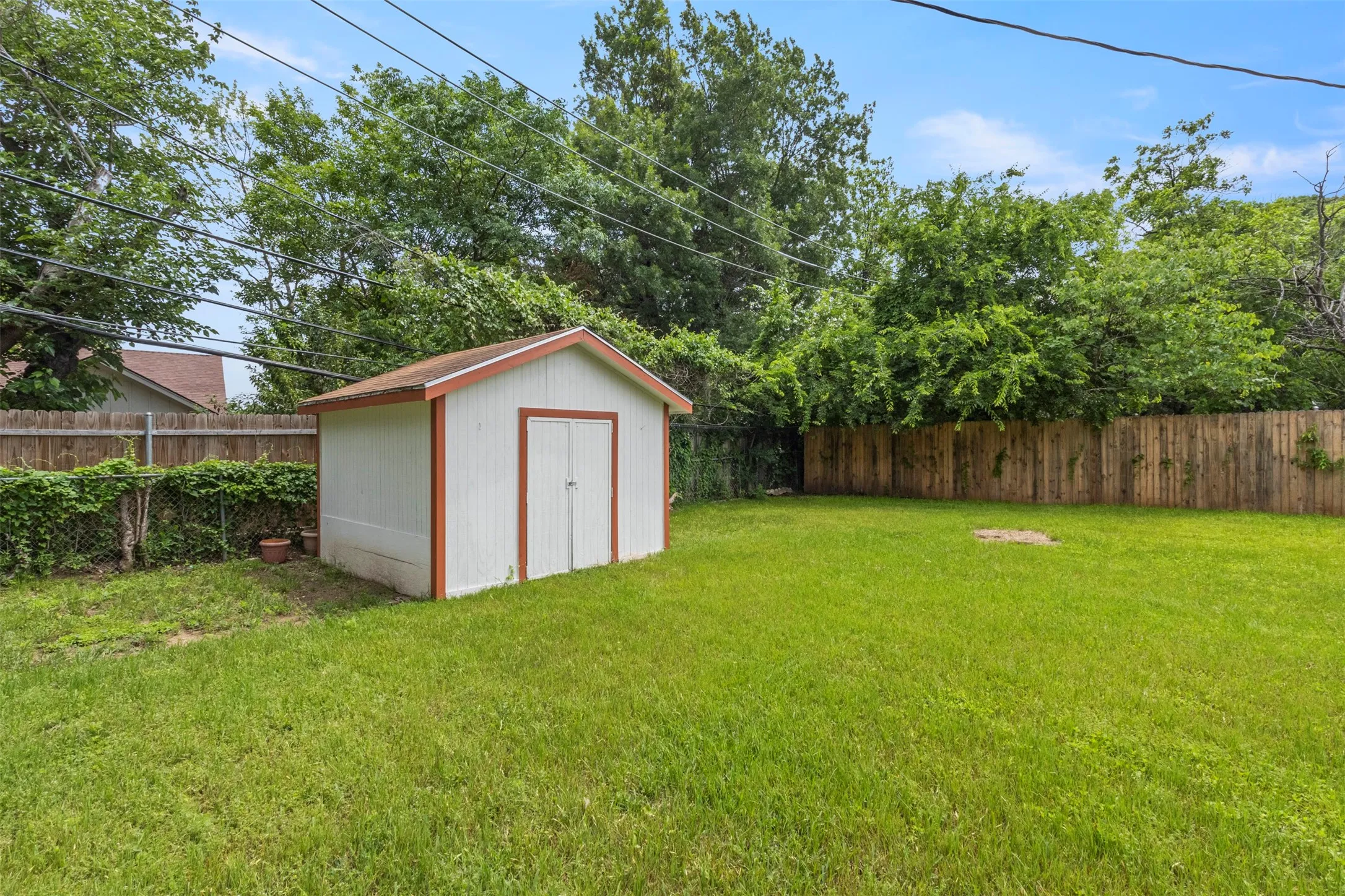 Single Family Residence For Sale in Tarrant County , 1021 Blue Lake, Fort Worth, Texas 76103, 3 Bedrooms, 2 Bathrooms, Garage spaces, 1,610 Sqft, built in 1963, Price $305,000, mls#21255306, Real Estate Agent in Fort Worth, Homes For Sale in Tarrant county, Homes For Sale in Fort Worth, Realtor in Fort Worth Texas, Real Estate Brokerage Independent Realty Texas, Luminita Cordes Realtor