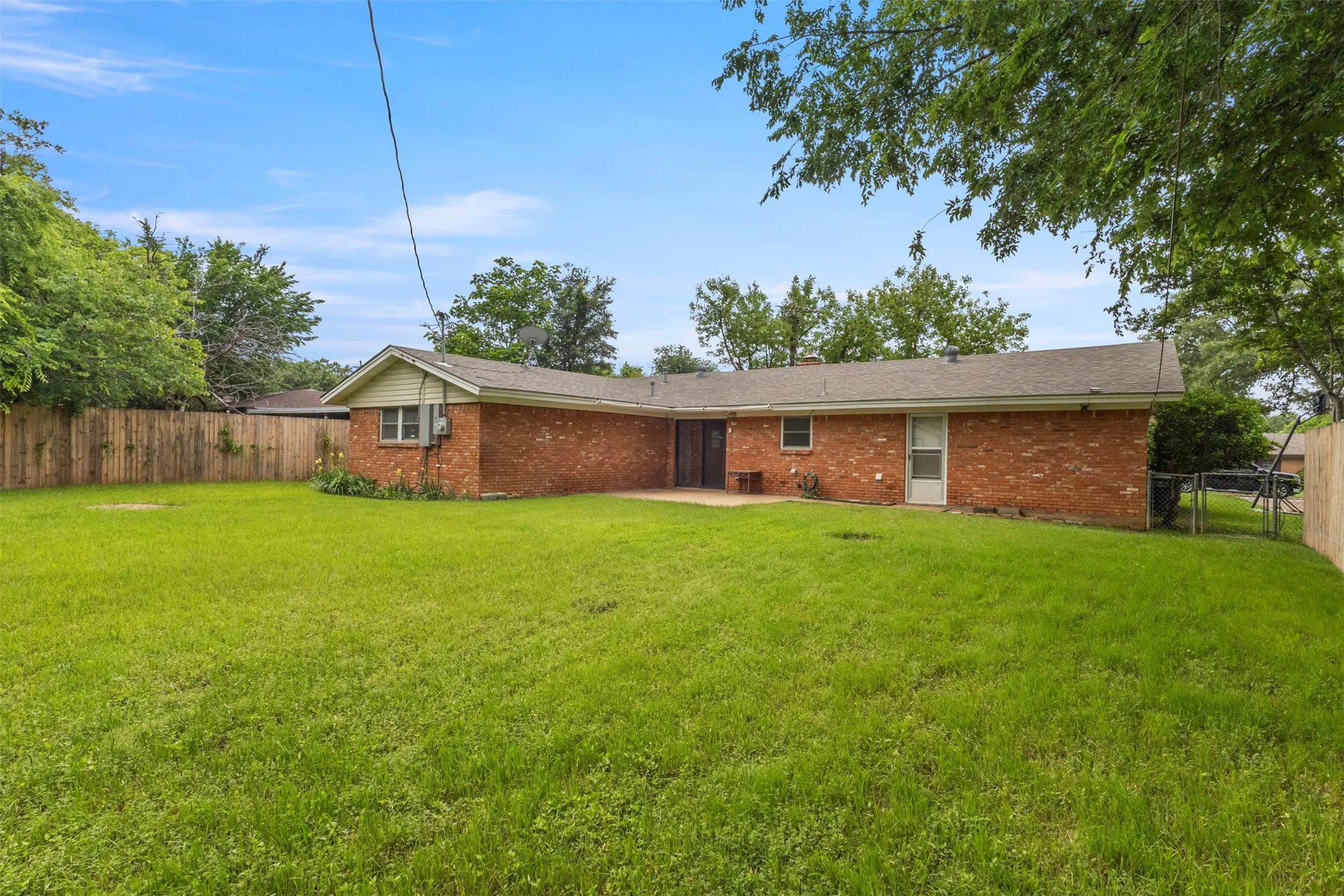 Single Family Residence For Sale in Tarrant County , 1021 Blue Lake, Fort Worth, Texas 76103, 3 Bedrooms, 2 Bathrooms, Garage spaces, 1,610 Sqft, built in 1963, Price $305,000, mls#21255306, Real Estate Agent in Fort Worth, Homes For Sale in Tarrant county, Homes For Sale in Fort Worth, Realtor in Fort Worth Texas, Real Estate Brokerage Independent Realty Texas, Luminita Cordes Realtor