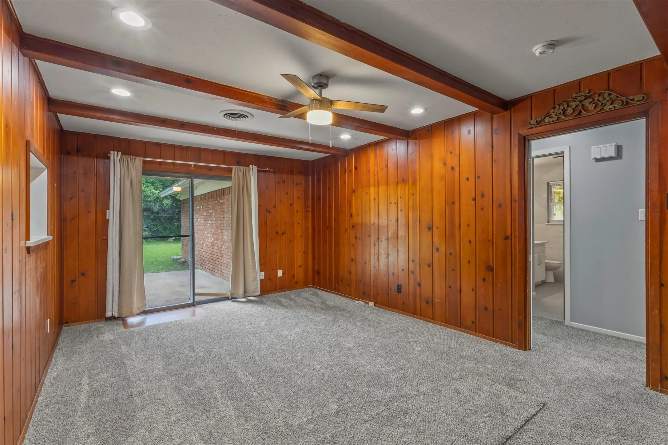 Single Family Residence For Sale in Tarrant County , 1021 Blue Lake, Fort Worth, Texas 76103, 3 Bedrooms, 2 Bathrooms, Garage spaces, 1,610 Sqft, built in 1963, Price $305,000, mls#21255306, Real Estate Agent in Fort Worth, Homes For Sale in Tarrant county, Homes For Sale in Fort Worth, Realtor in Fort Worth Texas, Real Estate Brokerage Independent Realty Texas, Luminita Cordes Realtor