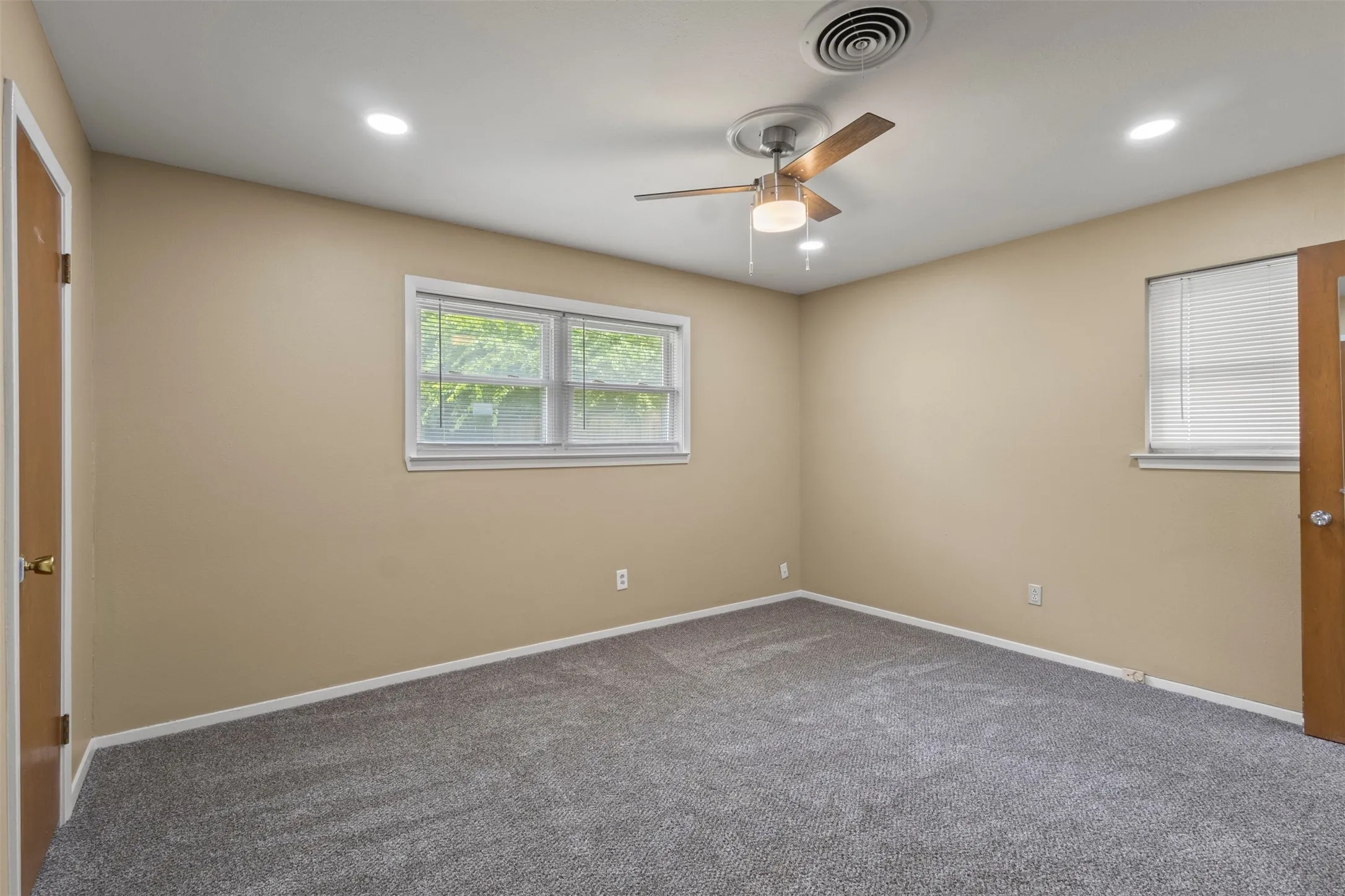 Single Family Residence For Sale in Tarrant County , 1021 Blue Lake, Fort Worth, Texas 76103, 3 Bedrooms, 2 Bathrooms, Garage spaces, 1,610 Sqft, built in 1963, Price $305,000, mls#21255306, Real Estate Agent in Fort Worth, Homes For Sale in Tarrant county, Homes For Sale in Fort Worth, Realtor in Fort Worth Texas, Real Estate Brokerage Independent Realty Texas, Luminita Cordes Realtor
