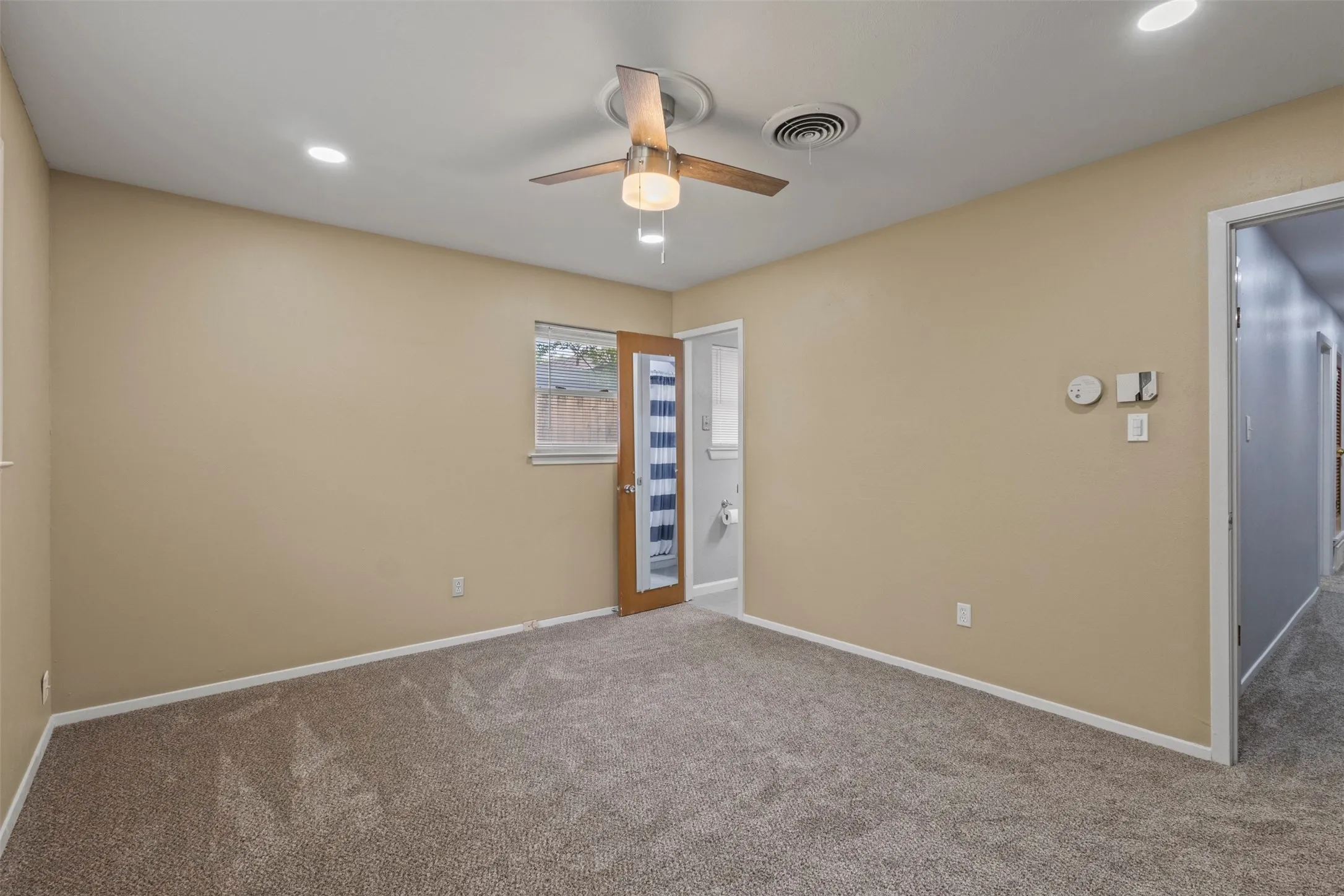 Single Family Residence For Sale in Tarrant County , 1021 Blue Lake, Fort Worth, Texas 76103, 3 Bedrooms, 2 Bathrooms, Garage spaces, 1,610 Sqft, built in 1963, Price $305,000, mls#21255306, Real Estate Agent in Fort Worth, Homes For Sale in Tarrant county, Homes For Sale in Fort Worth, Realtor in Fort Worth Texas, Real Estate Brokerage Independent Realty Texas, Luminita Cordes Realtor