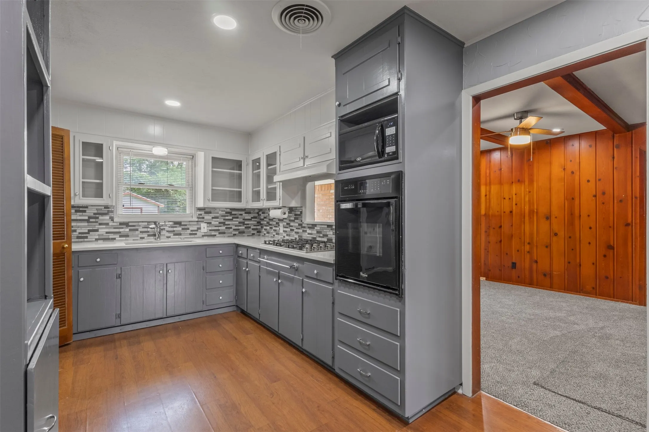 Single Family Residence For Sale in Tarrant County , 1021 Blue Lake, Fort Worth, Texas 76103, 3 Bedrooms, 2 Bathrooms, Garage spaces, 1,610 Sqft, built in 1963, Price $305,000, mls#21255306, Real Estate Agent in Fort Worth, Homes For Sale in Tarrant county, Homes For Sale in Fort Worth, Realtor in Fort Worth Texas, Real Estate Brokerage Independent Realty Texas, Luminita Cordes Realtor