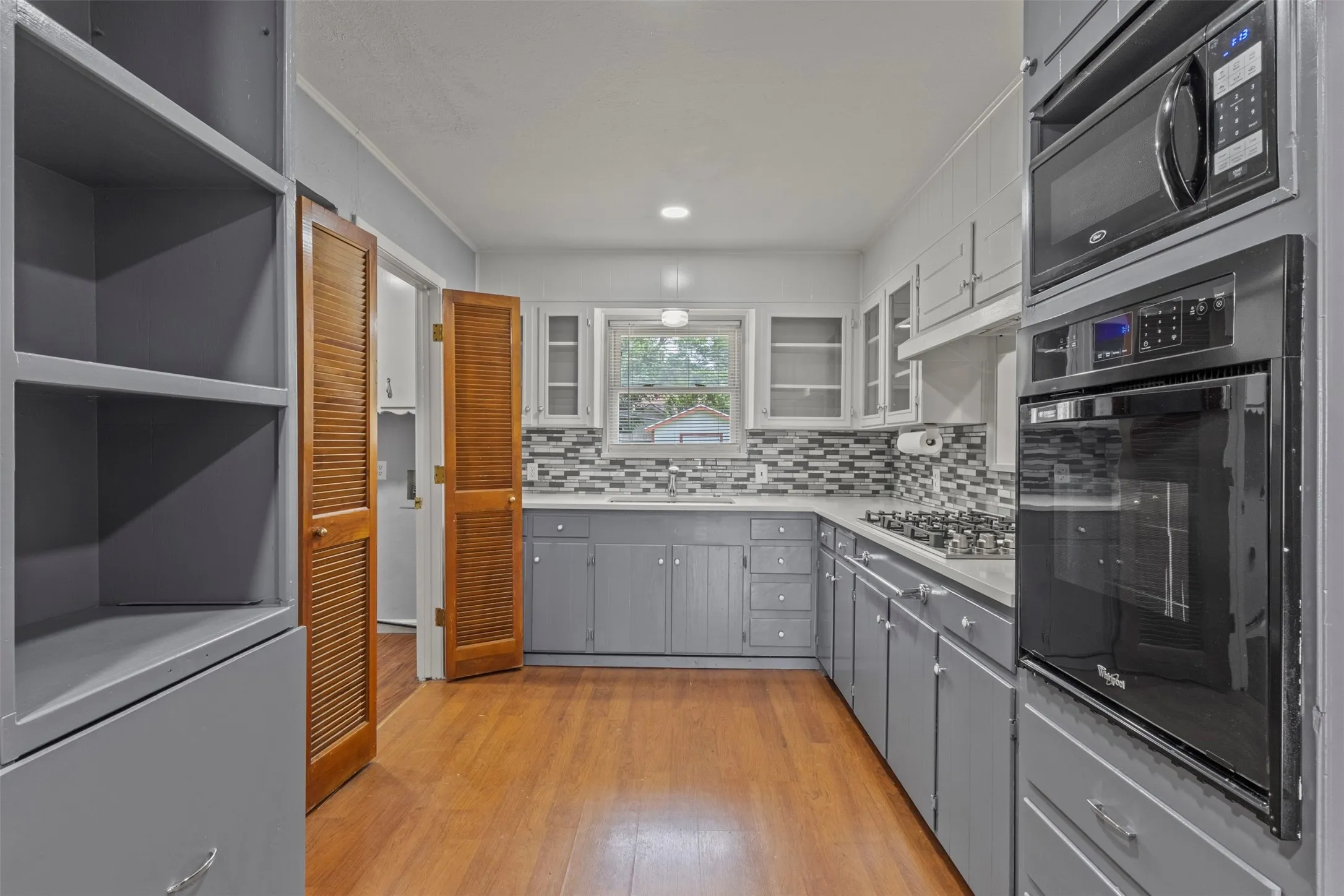 Single Family Residence For Sale in Tarrant County , 1021 Blue Lake, Fort Worth, Texas 76103, 3 Bedrooms, 2 Bathrooms, Garage spaces, 1,610 Sqft, built in 1963, Price $305,000, mls#21255306, Real Estate Agent in Fort Worth, Homes For Sale in Tarrant county, Homes For Sale in Fort Worth, Realtor in Fort Worth Texas, Real Estate Brokerage Independent Realty Texas, Luminita Cordes Realtor