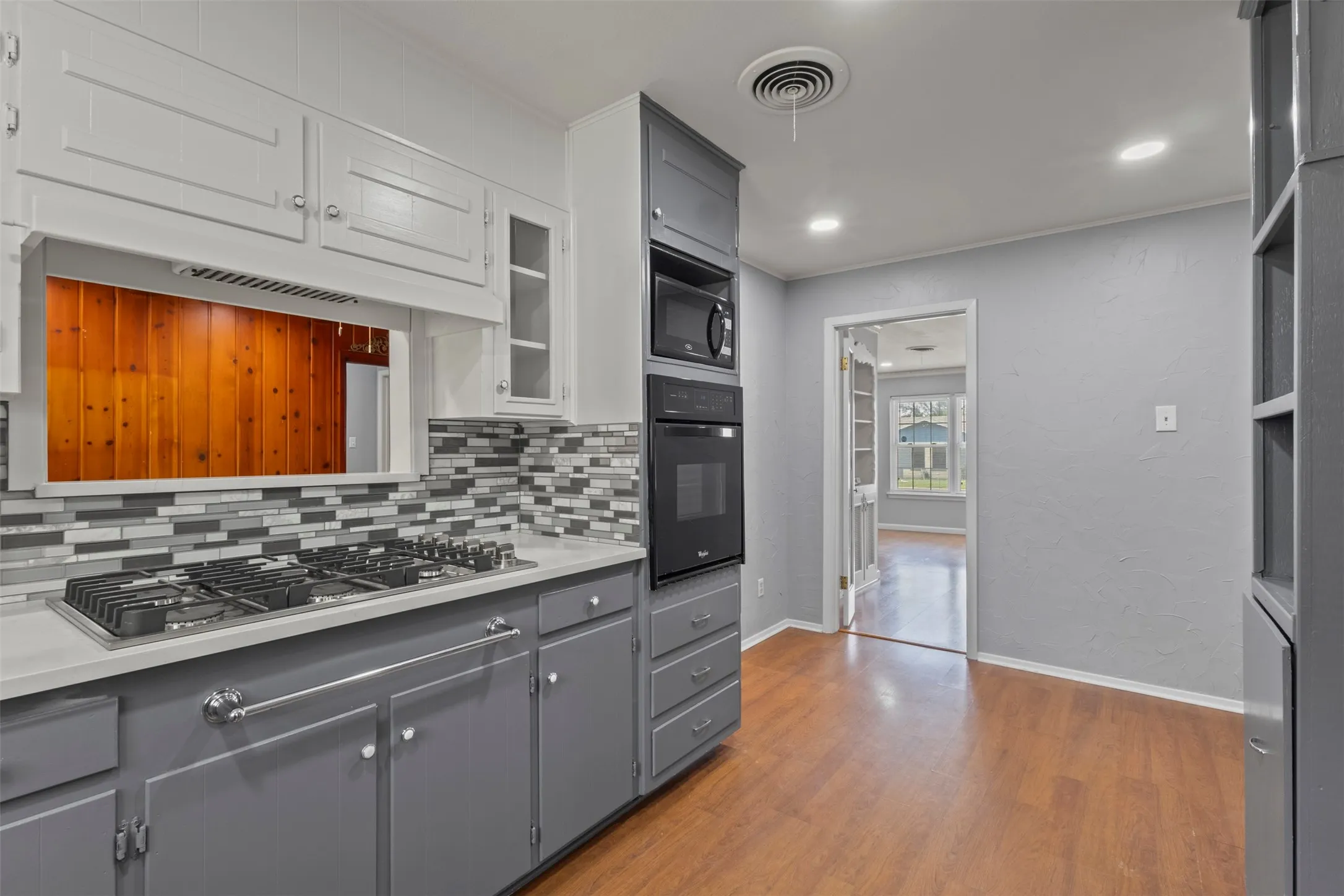 Single Family Residence For Sale in Tarrant County , 1021 Blue Lake, Fort Worth, Texas 76103, 3 Bedrooms, 2 Bathrooms, Garage spaces, 1,610 Sqft, built in 1963, Price $305,000, mls#21255306, Real Estate Agent in Fort Worth, Homes For Sale in Tarrant county, Homes For Sale in Fort Worth, Realtor in Fort Worth Texas, Real Estate Brokerage Independent Realty Texas, Luminita Cordes Realtor